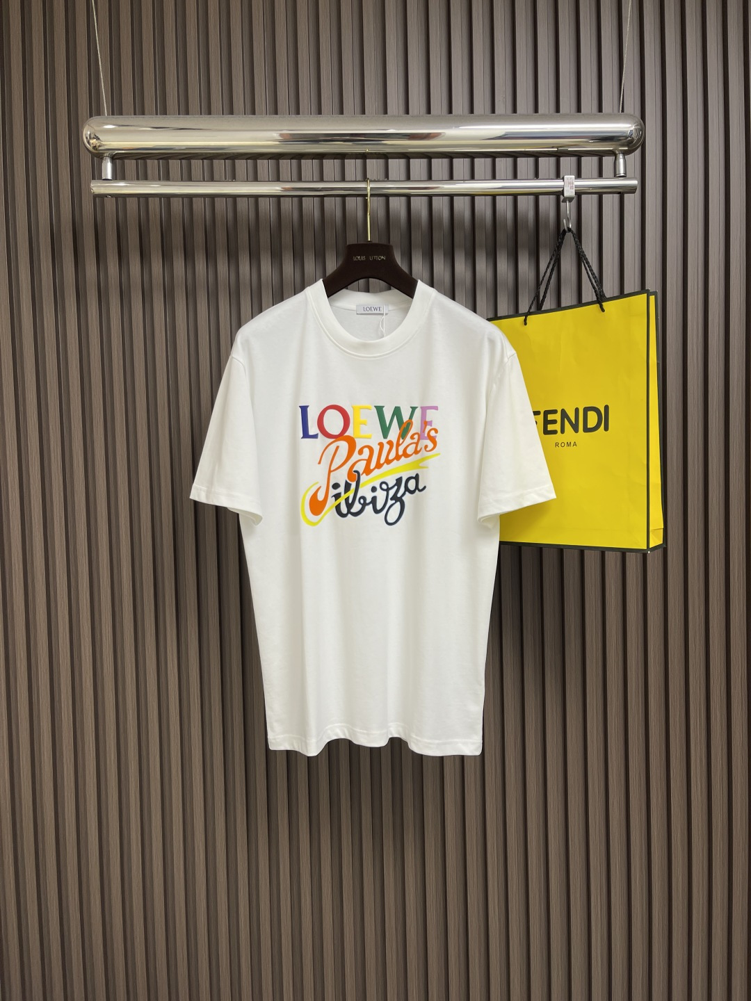 NO:425793,The whole set for sale LOEWE 2025s new short-sleeved T-shirt shorts suit.  Classic letters and graphic hot paintings have a strong visual impact and a strong sense of fashion!  Foaming three-dimensional perming painting technology.  Colorful and colorful.  260g pure cotton fabric is soft and comfortable!  Comfortable and breathable.  Elastic waist.  Slightly loose style.  The original hardware is full of texture.  Strong sense of high-end!  The three-dimensional cutting craftsmanship is not picky!  Size M-3XL, loewe, shorts, T-shirt,tees, t-shirt,alexander wang19860909整套出售 LOEWE 2025s新款短袖T恤短裤套装．经典字母图形烫画视觉冲击力时尚感强！发泡 立体烫画工艺．色彩丰富多彩．260g纯棉面料柔软舒适！手感舒适透气．松紧腰头．微宽松版型．原厂五金质感满满．高级感强！立体裁剪工艺版型不挑人！尺码M-3XL,,loewe,shorts,T-shirt,tees，t-shirt,alexander wang,Men's clothing