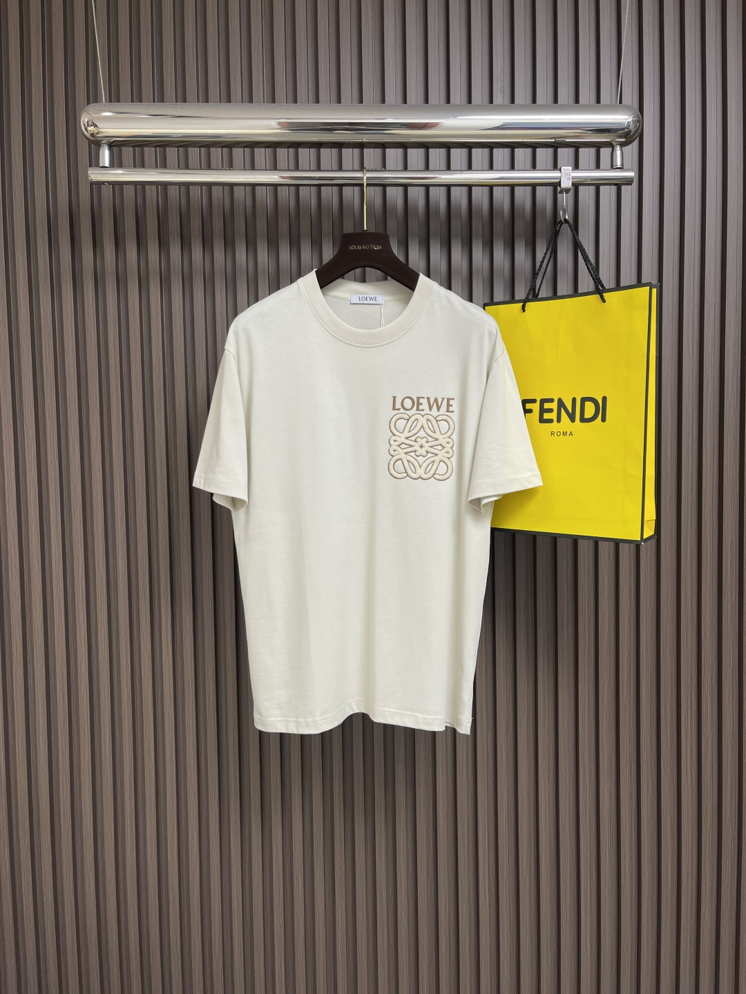 NO:425797,The whole set for sale LOEWE 2025s new round neck T-shirt shorts set!  The same style as men and women.  It uses 260g pure cotton fabric.  The upper body is very comfortable. The texture is different from ordinary cotton fabrics.  ．  Classic graphic embroidery design.  Shorts are elastic and comfortable with waist.  Three standards are in line!  Size M-3XL, loewe, shorts,tees,t-shirt,alexander wang19860909整套出售 LOEWE 2025s新款圆领T恤短裤套装！男女同款．采用260g纯棉面料．上身非常的舒服.质感区别于普通棉质面料．．经典图形绣花设计．短裤松紧腰头舒适．三标齐！尺码M-3XL,,loewe,shorts,tees，t-shirt,alexander wang,Men's clothing