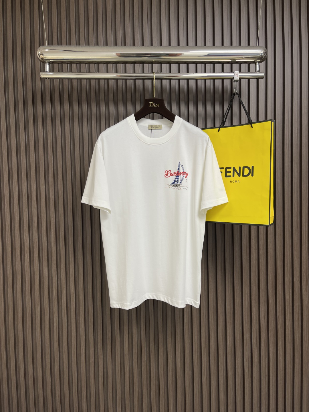 NO:425809,The whole set for sale Burberry Sailing Printed Round Neck Short Sleeve T-shirt Shorts Set, with minimalist silhouette, inspired by the spirit of navigation, injecting the brand's iconic sailing printing into a new T-shirt design, paying tribute to the British adventure tradition. The sailing pattern comes from the brand's historical archives. The adventure gene of the 1937 round trip 'Burberry' is presented with a delicate digital spray painting process. The breakthrough uses three-dimensional puff glue technology, injected with light foam material in key parts of the printing, and is pressed at high temperature to form a unique relief touch. Each raised texture is manually calibrated, which not only maintains softness and elasticity, but also gives the pattern a 3D dynamic effect. Size M-3XL, burberry, shorts, T-shirt, tees, t-shirt, alexander wang19860909整套出售 Burberry 帆船印花圆领短袖T恤短裤套装,极简廓形,以航海精神为灵感,将品牌标志性帆船印花注入全新T恤设计,致敬英伦探险传统.帆船图案源自品牌历史档案,1937年环程'Burberry号'的冒险基因,以细腻数码喷绘工艺呈现 ,突破性采用立体泡芙胶工艺,在印花关键部位注入轻质发泡材质,经高温压制成型,形成独特的浮雕触感.每一处凸起纹理均经过手工校准,既保持柔软弹性,又赋予图案3D动态效果.尺码M-3XL,,burberry,shorts,T-shirt,tees，t-shirt,alexander wang,Men's clothing