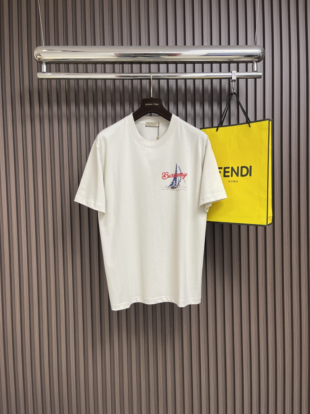 NO:425801,The whole set for sale Burberry Sailing Printed Round Neck Short Sleeve T-shirt Shorts Set, with minimalist silhouette, inspired by the spirit of navigation, injecting the brand's iconic sailing printing into a new T-shirt design, paying tribute to the British adventure tradition. The sailing pattern comes from the brand's historical archives. The adventure gene of the 1937 round trip 'Burberry' is presented with a delicate digital spray painting process. The breakthrough uses three-dimensional puff glue technology, injected with light foam material in key parts of the printing, and is pressed at high temperature to form a unique relief touch. Each raised texture is manually calibrated, which not only maintains softness and elasticity, but also gives the pattern a 3D dynamic effect. Size M-3XL, burberry, shorts, T-shirt, tees, t-shirt, alexander wang19860909整套出售 Burberry 帆船印花圆领短袖T恤短裤套装,极简廓形,以航海精神为灵感,将品牌标志性帆船印花注入全新T恤设计,致敬英伦探险传统.帆船图案源自品牌历史档案,1937年环程'Burberry号'的冒险基因,以细腻数码喷绘工艺呈现 ,突破性采用立体泡芙胶工艺,在印花关键部位注入轻质发泡材质,经高温压制成型,形成独特的浮雕触感.每一处凸起纹理均经过手工校准,既保持柔软弹性,又赋予图案3D动态效果.尺码M-3XL,,burberry,shorts,T-shirt,tees，t-shirt,alexander wang,Men's clothing