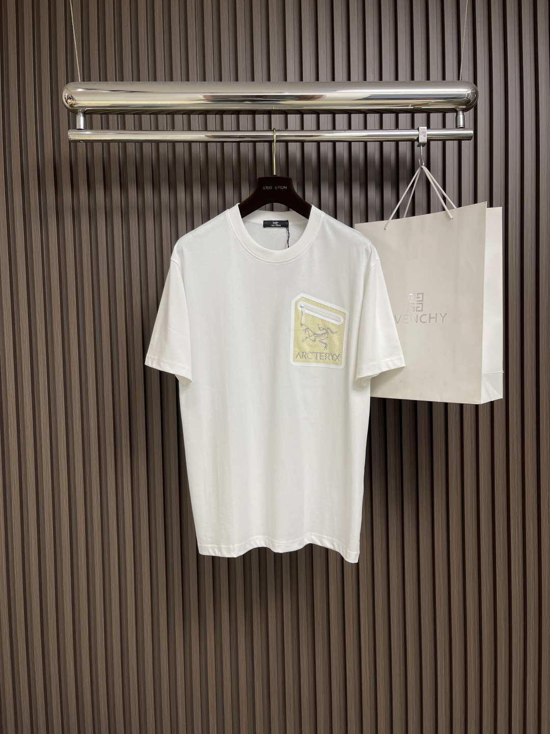 NO:425799,The whole set for sale is ARCTERYX 2025ss new round neck T-shirt shorts set, classic mesh graphic hot painting visual impact and strong sense of fashion!  260g pure cotton fabric is soft and comfortable!  Comfortable and breathable.  Slightly loose style.  Strong sense of high-end!  The three-dimensional cutting craftsmanship is not picky!  Size M-3XL, arc'teryx, shorts,tees,t-shirt,alexander wang19860909整套出售 ARCTERYX 始祖鸟2025ss新款圆领T恤短裤套装,经典网纱图形烫画视觉冲击力时尚感强！260g纯棉面料柔软舒适！手感舒适透气．微宽松版型．高级感强！立体裁剪工艺版型不挑人！尺码M-3XL,arc'teryx,shorts,tees，t-shirt,alexander wang,Men's clothing