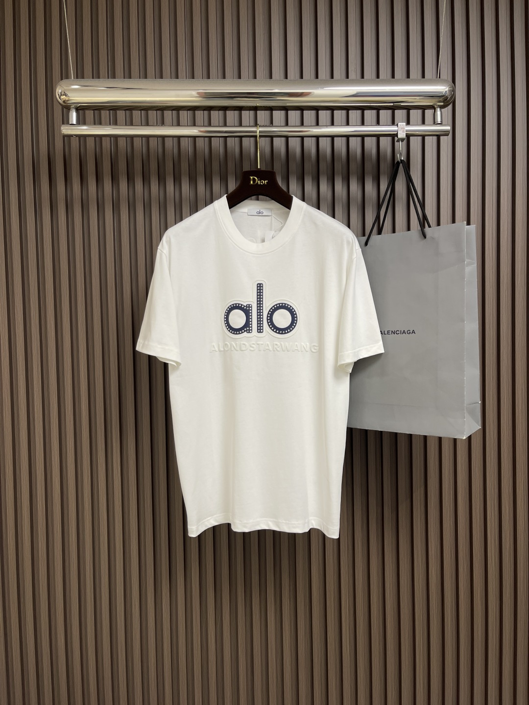 NO:425815,The whole set for sale is ALO 2025SS new round neck T-shirt shorts set, which uses exclusive imported customized fabrics for customer supply. The surface of the fabric is very textured and obvious. The upper body is breathable, light and comfortable. The details show the design characteristics and exquisite craftsmanship, and the overall details are wonderful!  Overall style is fashionable, simple and elegant. Size M-3XL, shorts, tees, t-shirt, alexander wang19860909整套出售 ALO 2025SS新款圆领T恤短裤套装,采用客供独家进口定制面料,面料表面非常有质感显而易见,上身透气轻薄十分舒适,细节处彰显设计特色与精湛工艺,整体细节美妙绝伦！整体款式时尚简洁大方.尺码M-3XL,,shorts,tees，t-shirt,alexander wang,Men's clothing