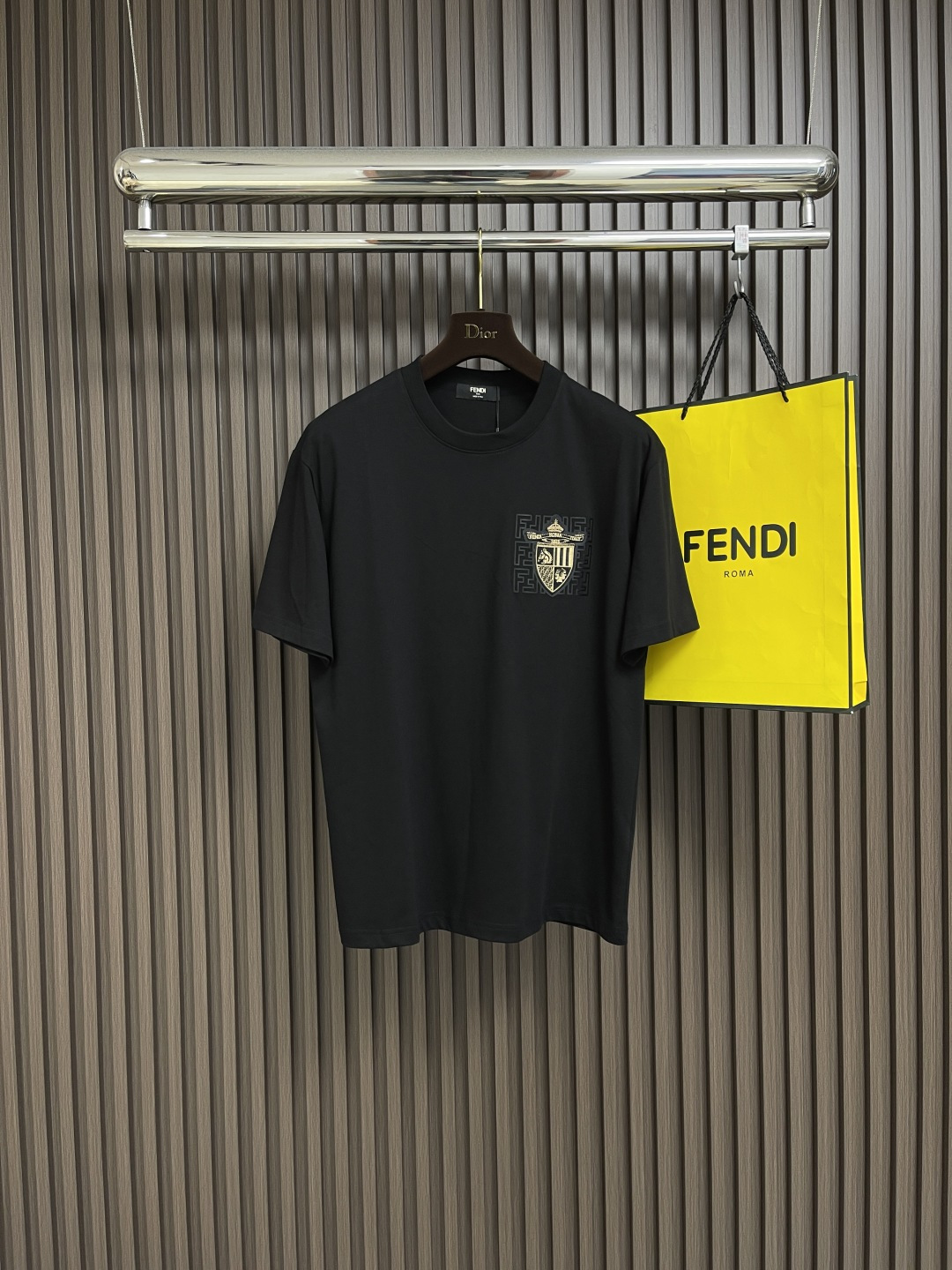 NO:425805,Fendi 2025ss summer new round neck T-shirt, chest pocket pattern logo short-sleeved T-shirt, must be one piece of it!  Imported top mercerized fabric is extremely skin-friendly and comfortable. It feels very delicate to the touch, has a good texture, and perfectly reflects the three-dimensional feeling. It is in line with the brand's consistent design style. It is a very good overall style. It is completely fine to wear it alone. Size XS-L, fendi, T-shirt, tees, t-shirt, alexander wang19860909fendi 2025ss夏装新款圆领T恤,胸前口袋图案logo短袖T恤 必须人手一件的节奏！进口顶极丝光面料,极为亲肤舒适 摸上去非常的细腻,质感很好,完美体现立体感 符合品牌一贯设计风格,整体非常不错的一款,内搭单穿都完全没问题.尺码XS-L,,fendi,T-shirt,tees，t-shirt,alexander wang,Men's clothing