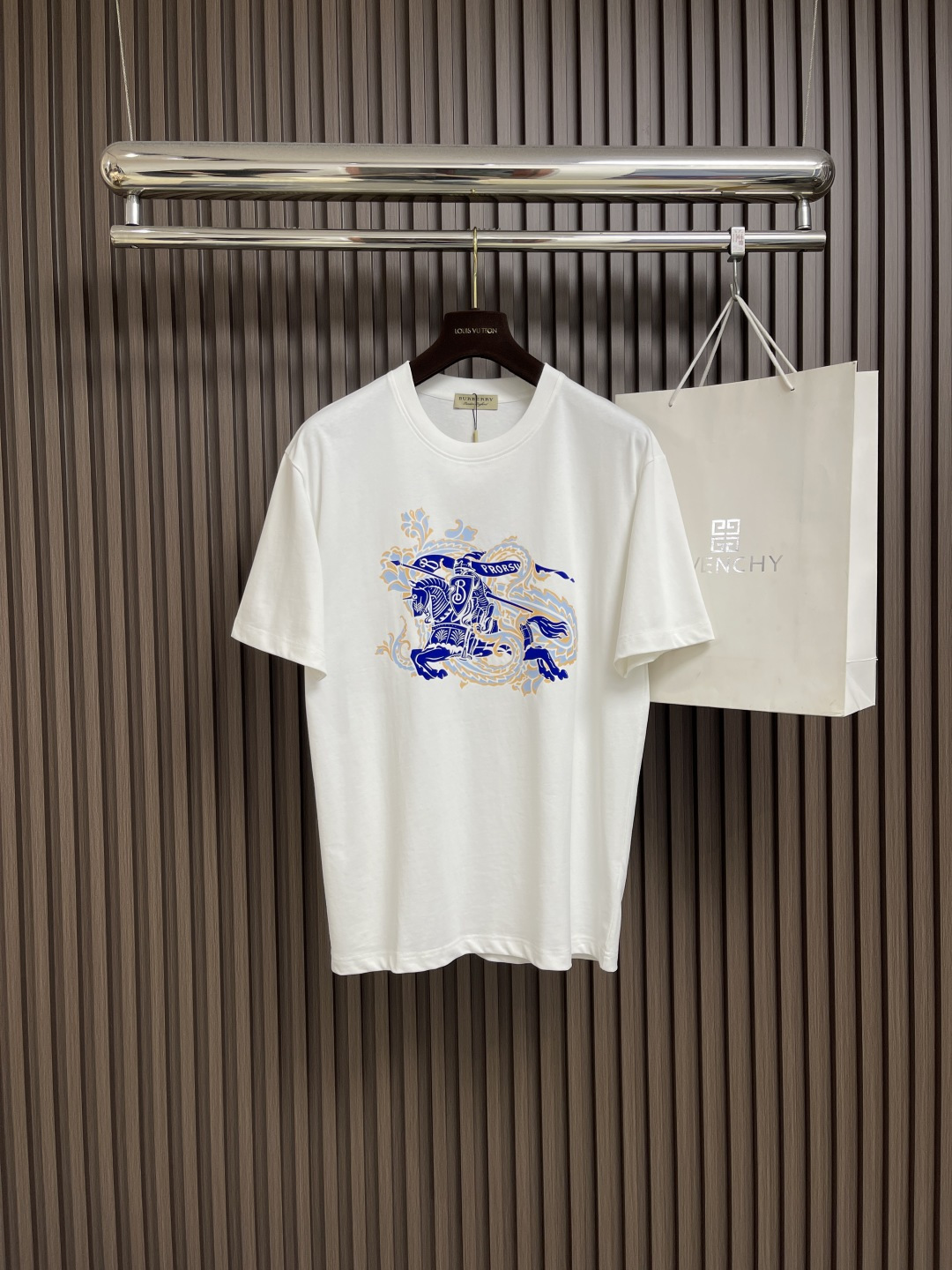 NO:425803,Burberry Horse Knight Flocking Printed Short-Sleeve T-shirt, the fabric is made of 32 double yarn 250 grams high-weight pure cotton fabric, high-level printing and flocking technology, and the ingredients of the flocking print are made of nylon material, nylon itself has good anti-fouling performance and waterproof function. Fashionable and elegant, with colorful equestrian knight decoration on the chest, with clear texture and full of details. The fabric usually has good moisture absorption, breathability and wear resistance, and is also relatively soft and smooth, with beautiful appearance. The round neck is straight cut and the combination of slightly lowered shoulder line. The upper body is neatly energetic and neatly collar, the cuffs and bottom swing are all made of special motorcycles. It is easier to deform after multiple washes, and the effect is loose and casual. Size XS-L, burberry, T-shirt, tees, t-shirt, alexander wang19860909Burberry 战马骑士植绒印花短袖T恤,面料采用32支双纱250克高克重纯棉面料,高水平印花加植绒工艺,同时植绒印花的成分采用尼龙材质尼龙本身具有良好的防污性能和防水功能.时尚优雅,胸前装饰彩色马术骑士装饰,质感色彩分明,细节满满.面料通常具有较好的吸湿性、透气性和耐磨性,同时也比较柔软和光滑,外观美观,圆领直身裁剪、合体微落肩线,上身精神利落领口、袖口、底摆均以专机车明线,多次穿洗更加不易变形,效果宽松休闲,尺码XS-L,,burberry,T-shirt,tees，t-shirt,alexander wang,Men's clothing