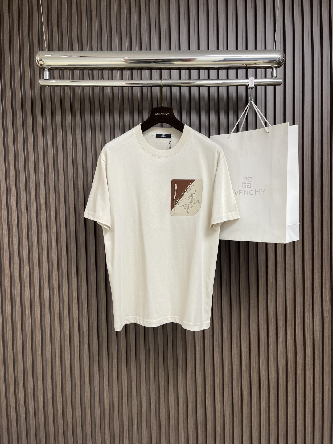 NO:425807,arcteryx 2025ss summer new contrast logo short-sleeved T-shirt, imported top mercerized fabric, extremely skin-friendly and comfortable. It feels very delicate to touch, has a good texture, perfectly reflects three-dimensionality. It is in line with the brand's consistent design style. It is a very good overall style. It is completely fine to wear it alone. Size XS-L, arc'teryx, T-shirt,tees, t-shirt,alexander wang19860909arcteryx 始祖鸟2025ss夏季新款撞色logo短袖T恤,进口顶极丝光面料,极为亲肤舒适 摸上去非常的细腻,质感很好,完美体现立体感 符合品牌一贯设计风格,整体非常不错的一款,内搭单穿都完全没问题.尺码XS-L,arc'teryx,T-shirt,tees，t-shirt,alexander wang,Men's clothing