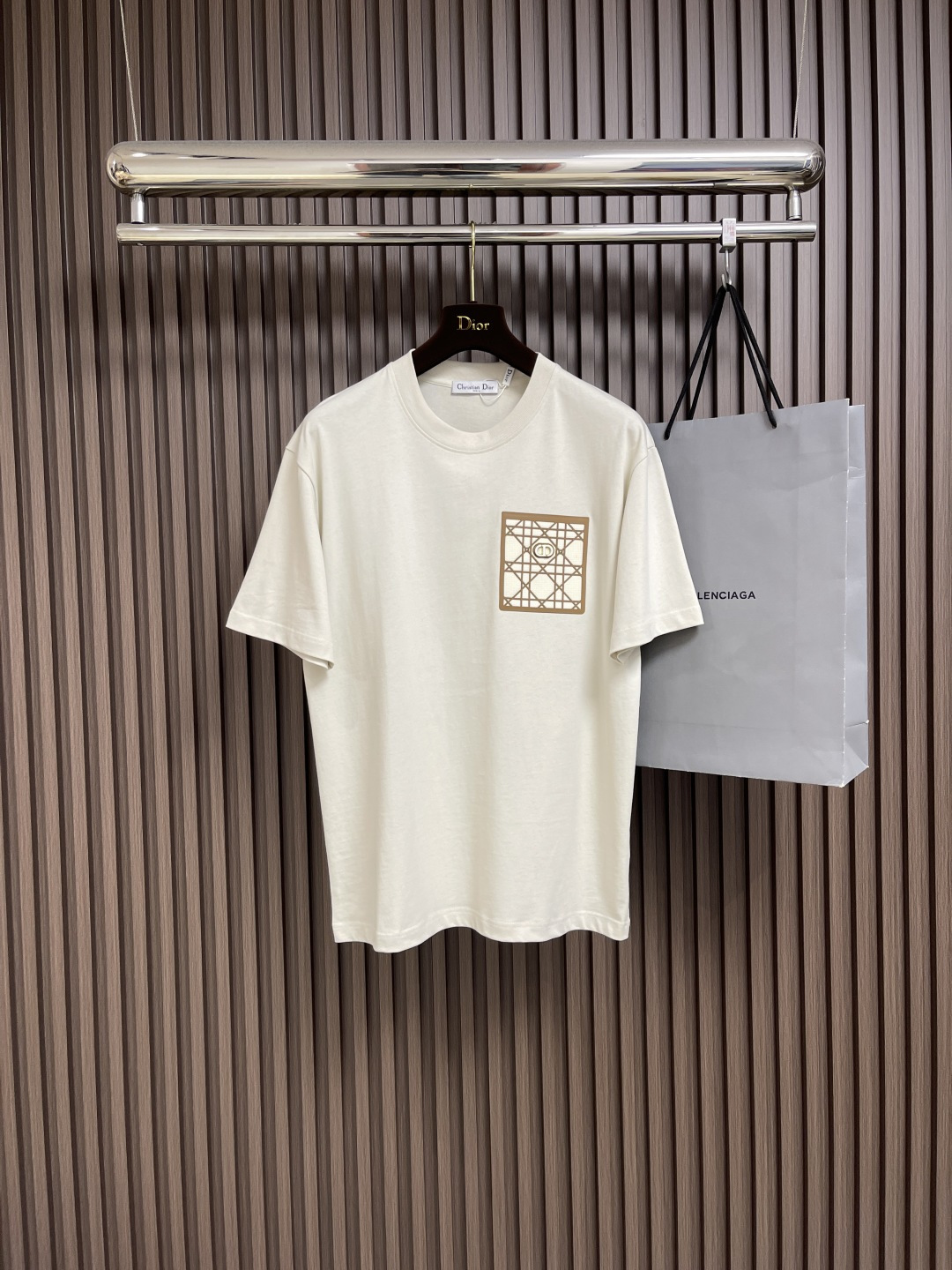 NO:425812,Dior 2025SS Summer new casual short-sleeved T-shirt, this T-shirt 2025 early spring men's clothing series debut, carefully crafted from cotton bamboo jersey fabric. The chest pockets are decorated with old-fashioned embellishments, body cuts and ribbed round neck design, which can be easily matched with various jeans or casual outfits. Size XS-L,,dior,jeans,T-shirt,tees,t-shirt,alexander wang19860909Dior 2025SS 夏季新款休闲短袖T恤,这款t恤2025早春男装系列发布秀精彩亮相,采用棉质竹节平纹针织面料精心制作.胸前口袋饰以老花点缀,体闲剪裁和罗纹圆领设计,可与各式牛仔裤或休闲装扮轻松搭配.尺码XS-L,,dior,jeans,T-shirt,tees，t-shirt,alexander wang,Men's clothing