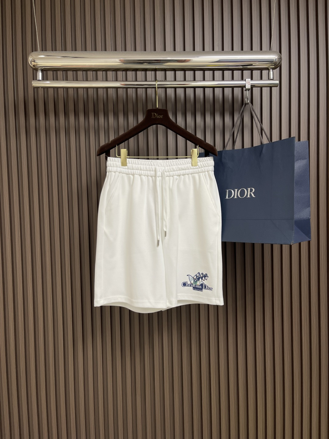 NO:425864,Dior 2025 summer new floral print casual shorts!  All-match elastic waist casual pinch pants!  Elastic waist, insert bags on both sides. The fabric is made of customer-supplied fixed-woven high-strength pure cotton material. The upper body is breathable, soft and skin-friendly, with delicate touch, knitted elastic waist and drawstring at the waist. You don’t have to worry about the discomfort of being too loose or too tight on the upper body. Whether at home, going out or traveling, it is your best choice for summer. Size M-3XL,,dior, shorts,alexander wang19860909Dior 2025夏季新款花卉印花休闲短裤！百搭松紧腰休闲五分裤！松紧腰 两侧插袋 面料采用客供定织高支纯棉料,上身透气,柔软亲肤,手感细腻、腰部针织松紧腰加抽绳,上身不用担心过松过紧的不舒适感,无论居家,外出,旅游,都是您夏日的最佳选择 尺码M-3XL,,dior,shorts,alexander wang,Men's clothing