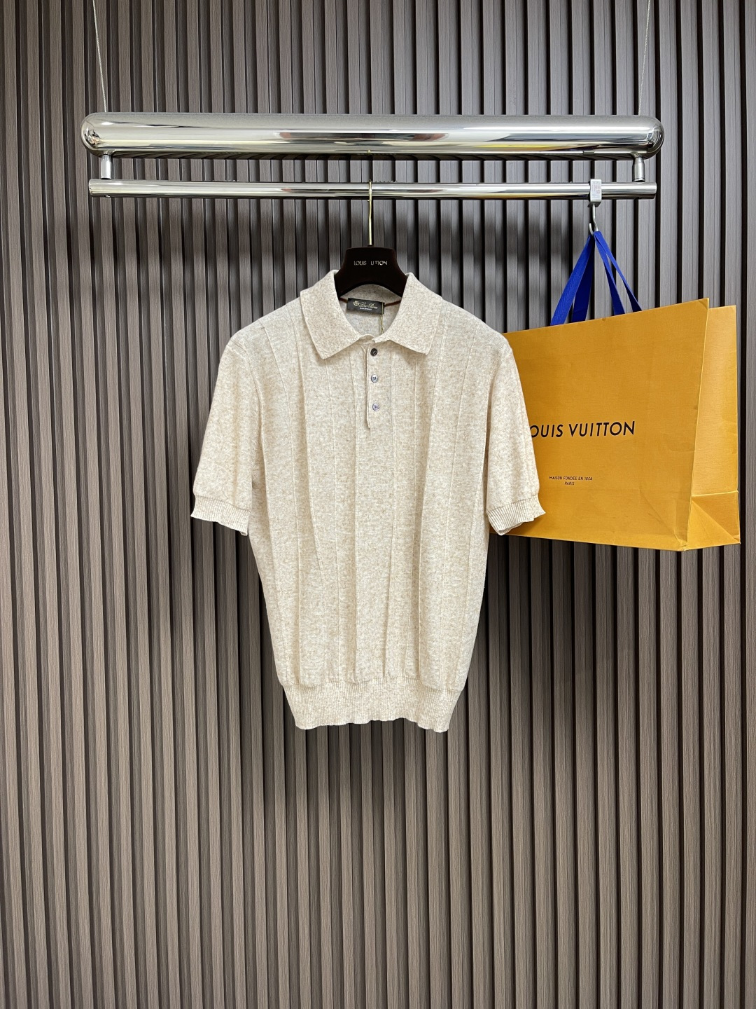 NO:437395,LP Loropiana 2025SS Summer New Knitted POLO!  Imported machine-made finely woven mulberry silk short-sleeved shirts. Are you still worried about not finding a combination of texture and comfort in summer?  This men's POLO short-sleeved shirt is definitely your summer savior. Say goodbye to the innocence of ordinary knitted sweaters. It uses mulberry silk thread cotton, which brings an unexpected skin-friendly experience, breathable and not stuffy. It is like being gently caressed by clouds, making every breath of summer extremely refreshing. This sweater is precision woven using imported Storm machines, precisely to the delicate process of each stitch, completely different from ordinary fabric cutting. The lines are smooth, the style is crisp, and perfect.  Modify your figure, whether it is daily going out or business leisure, you can easily control it, demonstrating the elegant temperament of a man. The classic POLO design is simple but not lacking in atmosphere, and is suitable for various styles of dressing. Whether it is matching casual or capable business, you can show a unique fashion taste and easily become the focus of the crowd. When wearing it, you will be a benchmark for walking texture and an elegant gentleman in summer. Don’t hesitate, hurry up and start your own quality life!  Size S-XL, loro piana, loro piana, T-shirt, alexander wang19860909LP Loropiana 2025SS夏季新款针织POLO！进口机器精织桑蚕丝短袖衫.还在为夏日找不到兼具质感与舒适的而烦恼？这款男士POLO短袖衫,绝对是你的夏日救星.告别普通针织衫的廉感,它选用含桑蚕丝麻料棉,带来超乎想象的亲肤体验,透气不闷热,贴身穿就像被云朵轻抚,让夏日的每一次呼吸都无比畅快.这件针织衫采用进口斯托尔机器精密织造,精准到每一针的细腻工艺,完全区别于普通面料裁剪.线条流畅,版型挺括,完美修饰身形,无论是日常出街还是商务休闲,都能轻松驾驭,彰显男士优雅气质.经典POLO设计,简约而不失大气,适配各种风格穿搭.无论是搭配休闲,还是干练的商务,都能展现出独特的时尚品味,轻松成为人群焦点.穿上它,你就是行走的质感标杆,夏日里的优雅绅士.别再犹豫,赶快入手,开启属于你的品质生活！尺码S-XL,,loro piana,loro piana,T-shirt,alexander wang,Men's clothing