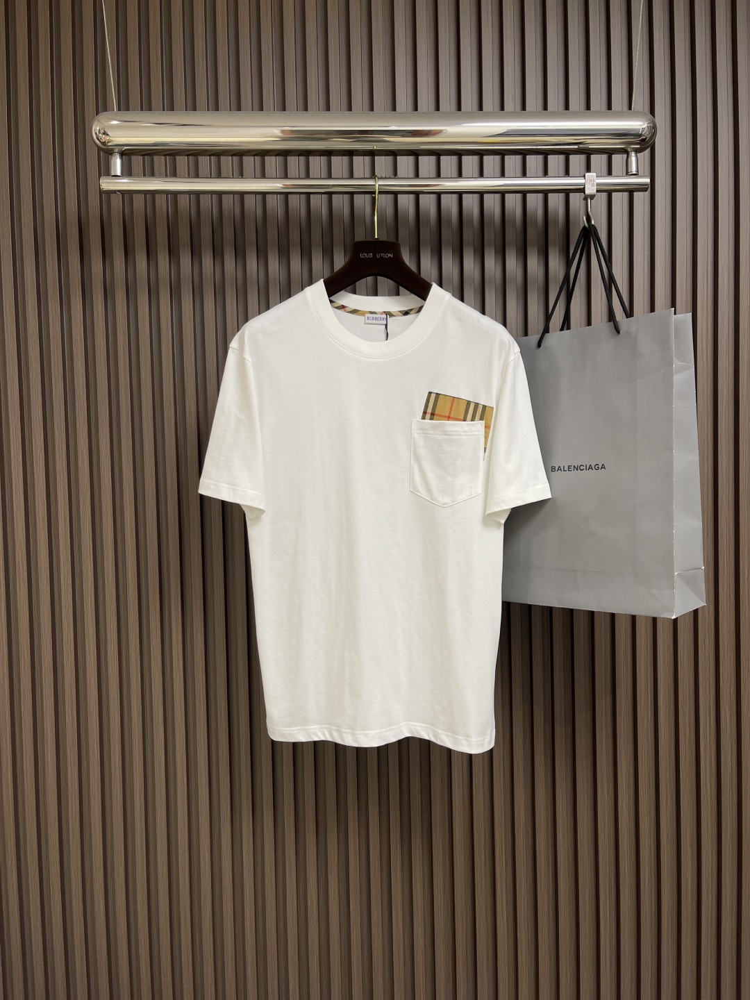 NO:430385,Burberry pocket plaided cotton loose T-shirt is made of flat cotton fabric, classic plaid cutout design, overall loose fitting configuration, more youthful and sporty style, highlighting the fashionable feeling of the modern city, the upper body is grand and brilliant, the effect is excellent, and the combination is even more worry-free and labor-saving. Whether it is leisure sports or high street travel, you can easily control it!  ! Size M-3XL M-size 68cm bust 100cm shoulder width 48cm L-size 70cm bust 104cm shoulder width 49cm XL-size 72cm bust 108cm shoulder width 50cm XXL-size 74cm bust 112cm shoulder width 51cm XXXL-size 76cm bust 116cm shoulder width 52cm, burberry,tees, t-shirt,alexander wang19860909Burberry 口袋格纹拼接棉质宽松T恤,采用平织棉质面料打造,经典格纹裁片设计,整体宽松的版型配置,更具青春运动风格,凸显现代都市的时尚感,上身大气出彩,效果极佳,搭配更是省心省力,无论是休闲运动还是高街出行,都能轻松驾驭！! 尺码M-3XL M码衣长68cm 胸围100cm 肩宽48cm L码衣长70cm 胸围104cm 肩宽49cm XL码衣长72cm 胸围108cm 肩宽50cm XXL码衣长74cm 胸围112cm 肩宽51cm XXXL码衣长76cm 胸围116cm 肩宽52cm,,burberry,tees，t-shirt,alexander wang,Men's clothing