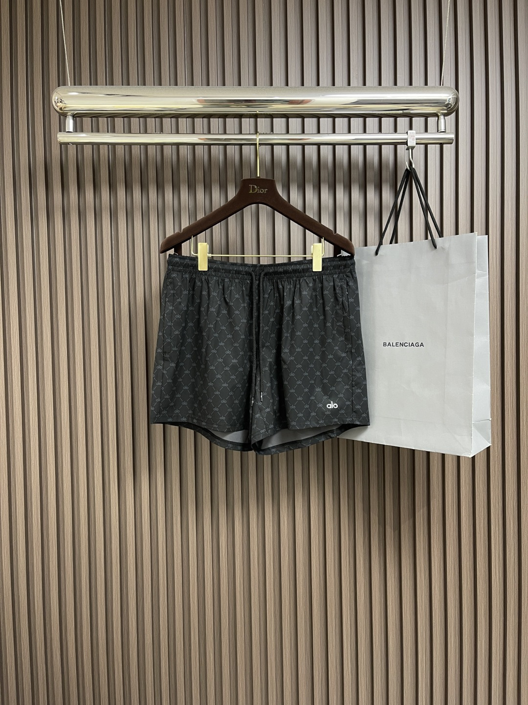 NO:437366,Alo 2025SS spring and summer new jogging sports quick-dry shorts, the most casual fashion aesthetic, original pants with casual and versatile upper body, casual and lazy style, high-end custom quick-drying fabric, customized craftsmanship, classic logo full print, full of comfort. High-end and atmospheric, can match all T-shirts. Size S-XL S-Size trousers 51.5cm waist 78cm hip circumference 106cm M-Size trousers 53cm waist 84cm hip circumference 112cm L-Size trousers 54.5cm waist circumference 90cm hip circumference 118cm XL-Size trousers 56cm waist circumference 94cm hip circumference 124cm, shorts,tees,t-shirt,alexander wang19860909Alo 2025SS春夏季新款慢跑运动速干短裤,最休闲的时尚美学,原版裤型上身休闲百搭、随性慵懒范,高级定制速干面料,订制工艺 经典logo满印,舒适感爆棚.高端大气,可通搭一切T恤.尺码S-XL S码裤长51.5cm 腰围78cm 臀围106cm M码裤长53cm 腰围84cm 臀围112cm L码裤长54.5cm 腰围90cm 臀围118cm XL码裤长56cm 腰围94cm 臀围124cm,,shorts,tees，t-shirt,alexander wang,Men's clothing