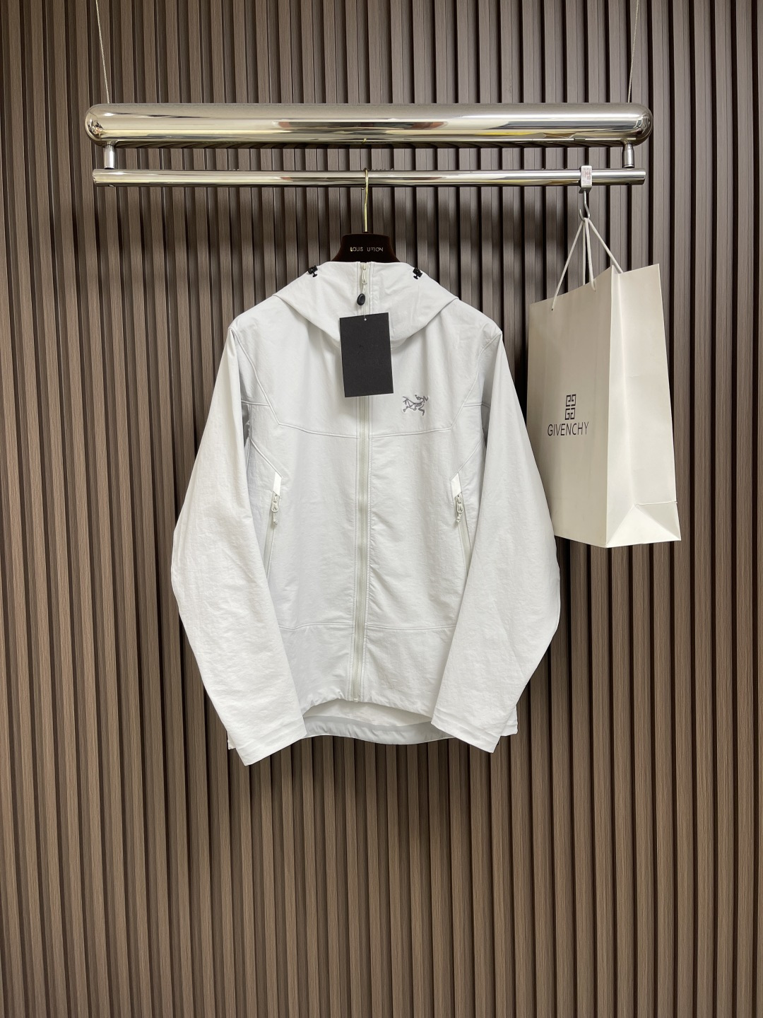 NO:461412,Arcteryx GAMMA LIGHTWEIGHT hoody solid color soft shell couple jacket windproof hooded jacket sun protection clothes sun protection clothes. Waterproof ultra-lightweight soft shell - Archaeopteryx Gamma series is an upgraded model of Gamma sl with a hard shell hat brim design. Light rain slides down through the hat brim, and outdoors plays a lightweight and rainproof role. There is a drawstring design behind the hat brim. The LT series is ultra-lightweight design, which is thinner and thinner. The relatively thin sun protection clothes are thicker. Very perfect and most suitable for spring and autumn. You can be used as sun protection clothes in summer.  The fabric design has a slight elasticity, better ductility than the hard shell, excellent comfort, it is very convenient for both urban and outdoors, and the zipper design can be directly pulled to the chin position, giving a stronger sense of outdoor and functional; the gamma series is more suitable for daily commuting, whether in urban and outdoors; the LOGO design uses hot pressing 3M reflective treatment, making outdoors safer at night. Size S-XXL, arc'teryx, jackets & coats, jackets & coats, hats, alexander wang19860909Arcteryx始祖鸟 GAMMA LIGHTWEIGHT hoody纯色软壳情侣款外套防风连帽夹克 防晒衣 防晒服.防水超轻量化软壳 -始祖鸟Gamma系列就是Gamma sl的升级款,带硬壳帽檐设计,小雨通过帽檐滑落,户外起到轻量防雨作用,帽檐后带有抽绳设计,LT系列为超轻量设计,更加轻薄 相对特别薄的那种防晒衣又厚一点.非常完美最适合春秋 夏天可以当做防晒衣 面料设计带有轻微弹性,延展性比硬壳好,舒适度极佳,无论城市/户外都很方便,拉链设计可以直接拉到下巴位置,带给更强的户外感及机能感；伽马系列更适合日常通勤,无论城市和户外；LOGO设计使用了热压3M反光处理,夜间户外更加安全.尺码S-XXL,arc'teryx,jackets & coats,jackets & coats,hats,alexander wang,Men's clothing