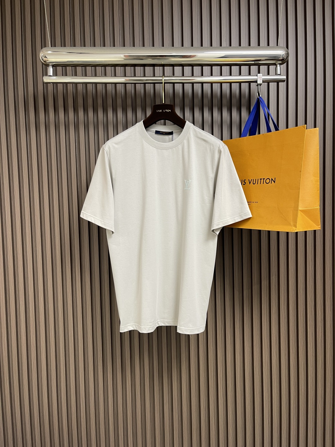 NO:437404,LV back dolphin pattern printed short-sleeved T-shirt, dolphin printed short-sleeved, light gray tone with a high-end slack feeling!  Pure cotton fabric is skin-friendly and breathable, classic LV logo on the chest is low-key and stylish, pink and blue dolphin print on the back is lively and playful, combining French romance with trend, daily wear is simple and not monotonous, easy to grasp and casual and fashionable, it is the existence of 'no mistakes and memory points' in the summer wardrobe~ Size XS-L,,louis vuitton,T-shirt,tees,t-shirt,alexander wang19860909LV 后背海豚图案印花短袖T恤,海豚印花短袖,浅灰色调自带高级松弛感！纯棉面料亲肤透气,胸前经典 LV 标识低调有品,后背粉蓝海豚印花灵动俏皮,把法式浪漫与潮流感融合,日常穿简约不单调,轻松拿捏随性时髦,是夏日衣橱里“不出错又有记忆点”的存在~ 尺码XS-L,,louis vuitton,T-shirt,tees，t-shirt,alexander wang,Men's clothing