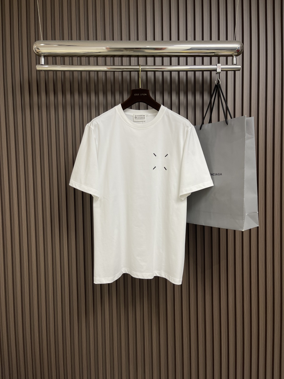 NO:430389,MM6 Majira couple short-sleeved T-shirt, simple and not simple MM6 short-sleeved one-click control of comfort and fashion, couples close their eyes and wear them together to show a new attitude~ High-weight pure cotton knitted, solid and breathable, close to the body, soft and skin-friendly, say goodbye to stuffy and sticky, and full of comfort. Classic simple style, iconic small details on the chest, low-key and recognizable, versatile and not thrust. Loose OS cut, not picky on the figure!  Wear the same couple, one piece for each person, easily create a relaxed couple outfit, suitable for daily travel and date. Size XS-L,,masion margiela,masion margiela,T-shirt,tees,t-shirt,alexander wang19860909MM6 马吉拉情侣款短袖T恤,简约不简单的MM6短袖,把舒适与时髦一键拿捏,情侣党闭眼入,一起穿出新态度～高克重纯棉针织,质感扎实又透气,贴身穿柔软亲肤,告别闷热黏腻,舒适度拉满.经典简约风格,胸前标志性小细节,低调又有辨识度,百搭不踩雷.宽松OS裁剪,不挑身材！情侣同穿,一人一件,轻松打造松弛感情侣穿搭,日常出街、约会都适配.尺码XS-L,,masion margiela,masion margiela,T-shirt,tees，t-shirt,alexander wang,Men's clothing