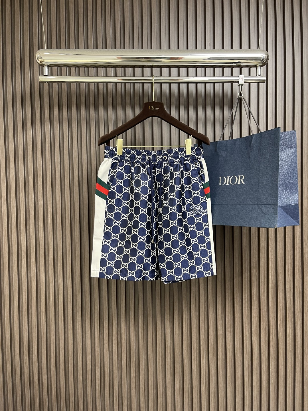 NO:437438,GUCCI Blue Double GG Jacquard Casual Shorts!  Drawstring elastic waist, classic presbyterian, fashion benchmark!  This GG presbyterian flower uses fixed-woven double G jacquard fabric, with a high-end and unique texture. It is made of polyester fiber cotton blend, carefully creating the most classic GG jacquard textured finished product. This craft is passing by the eye and the sense of value. The collision of the fineness and color of the fabric immediately shows the sense of class that breaks out!  The GG texture elements of the whole body are neat and concave, neat and symmetrical, and more three-dimensional. The double G interlocking icons on the Honda Island embroidery machine dots add a glorious glory of the limited sense, and the classic red webbing on the side. The street-explosive weapon for handsome men and beautiful women... Size XS-L, gucci, shorts, alexander wang19860909GUCCI 蓝色双GG提花休闲短裤！抽绳松紧腰,经典老花,时尚标杆！这条GG老花,采用定织双G提花面料,质感高级又独特.客供聚酯纤维棉质混纺而成,精心打造最经典的GG提花质感成品.这种工艺过眼便是价值感,面料的精细度与色泽的碰撞立显突围而出的档次感！通体的GG纹理元素凹凸造型整齐划一,工整对称更具立体感.本田岛刺绣机点的双G 互扣图标增加了限定感的光辉荣耀,侧边经典红色织带.帅男靓女的炸街利器…… 尺码XS-L,,gucci,shorts,alexander wang,Men's clothing