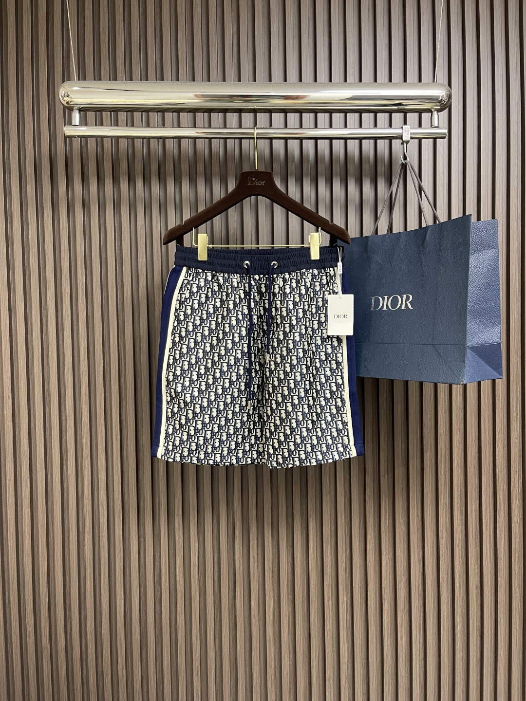 NO:478647,Dior classic presbyterian navy blue jacquard casual shorts, this shorts are made of polyester fiber and cotton blended, cleverly blending the advantages of two materials. Cotton fiber brings excellent skin-friendliness and moisture absorption and breathability, allowing the skin to remain dry and comfortable at all times; polyester fiber gives the shorts excellent wear resistance and wrinkle resistance, which is not easy to deform after wearing for a long time, and is easy to take care of. The classic blue and white color scheme and the iconic jacquard pattern show the brand style and fashion taste. The elastic elastic band at the waist and the drawstring design are not only easy to adjust, but also adapt to different waist circumferences, and wear them freely and without restraint. The side stripes decoration add details and visually modify the leg lines. Size XS-L,,dior, shorts,alexander wang19860909Dior 经典老花藏蓝色提花休闲短裤,这款短裤采用聚酯纤维与棉混纺面料,巧妙融合两种材质优势.棉纤维带来绝佳的亲肤感与吸湿透气性,让肌肤时刻保持干爽舒适；聚酯纤维则赋予短裤出色的耐磨性、抗皱性,久穿不易变形,打理轻松.经典的蓝白配色与标志性提花图案,尽显品牌格调与时尚品味.腰部的弹力松紧带搭配抽绳设计,不仅调节方便,还能适配不同腰围,穿着自在无束缚.侧边条纹装饰,增添细节亮点,更在视觉上修饰腿部线条.尺码XS-L,,dior,shorts,alexander wang,Men's clothing