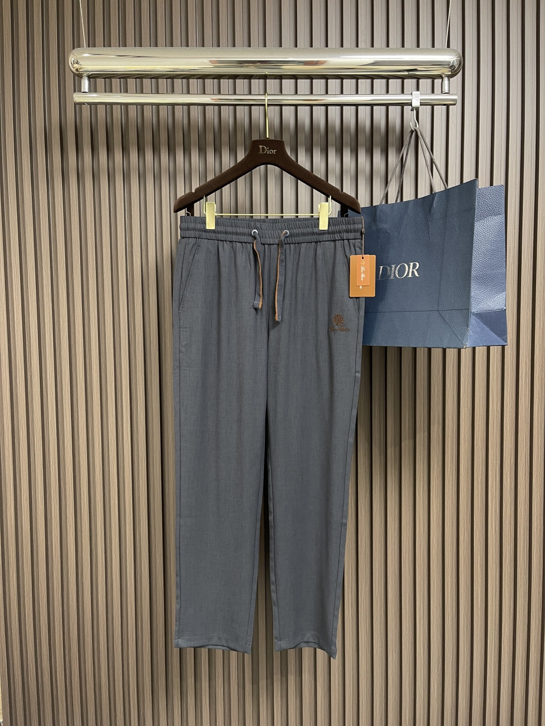 NO:441043,LP Loropiana men's high-quality lightweight linen casual pants, high-end quality lightweight casual pants, youthful and sunny style!  Worth recommending by all men!  The quality choice for elastic waist texture and quality... It is easy to wear and durable, simple and light luxury versatile style straight-mouth casual pants, a casual and fashionable versatile casual pants, perfectly controls various outfit needs, high-density soft and delicate fabric, full of verticality, soft and delicate, more skin-friendly, naked comfort, light and flowing vertical and breathable. It is very comfortable and is also an indispensable matching tool for men's wardrobe. It is a classic style of practical wear, the exquisite and beautiful front legs LP home embroidered LOGO logo, and the exquisite and exclusive LP classic metal small logo for the back pocket!  Very representative of the brand. The design style of the whole casual pants is simple and fashionable, very in line with the low-luxury style setting, three-dimensional slim cut, and the upper body style design is very good!  The front of the trouser body has double socket pockets on both sides, low-key and luxurious. The elastic and distinctive textured drawstring design of the waist of the trouser waist is light and comfortable to show the casual and comfortable temperament. The straight trouser shape cleverly modifies the leg shape, which is not only full of detail, but also very practical. This trouser is customized with high-quality blended material, 52% polyester, 42% viscose, 3% nylon, and 3% spandex fabric is light and comfortable. It is moderately thick in spring and summer, and the touch is soft and comfortable. The surface is bright and clear texture looks very textured, and it tastes very high-end. The first-class and exquisite straight-fitting style is cut, the line is delicate, smooth and neat, and the sports and casual versatile trousers are not bad. If you like it, buy it now. Good products are not waiting for anyone!  Size 31-32-33-34-35-36, loro piana, loro piana, alexander wang19860909LP Loropiana 男士高品质轻盈亚麻休闲裤,高端品质轻薄休闲裤,青春阳光的款式！值得各位男士安利！松紧腰质感品质之选…好穿耐看,简约轻奢百搭风格直口休闲裤,一款休闲时尚兼备的百搭休闲裤装,完美驾驭各种穿搭需求,高密度手感柔软细腻面料,垂直感十足,柔软细腻更加亲肤,裸裸的舒服感,轻盈飘逸垂直感十足透气性好.舒服性非常好,也是男士衣橱里不可缺少的搭配神器,属于实穿型的经典款式,前腿精致唯美的LP家刺绣LOGO徽标,后袋精美专属LP经典金属小标！极具品牌代表性.整条休闲裤的设计风格简洁时尚,非常符合低奢的风格设定,立体修身裁剪,上身版型设计非常赞！裤身前幅两侧双插口袋,低调奢华.裤腰弹力加特色质感抽绳设计,轻盈舒适展现出随性自在的气质,直筒的裤型,巧妙的地修饰了腿型,不但细节感满满,同时也极具实用性.此款裤装定制优质混纺材质,52％聚酯纤维,42％粘纤,3％锦纶,3％氨纶面料轻薄舒服透气,春夏穿着厚度适中,触感柔和舒适,表面亮泽清晰的纹理,看上去非常有质感,细品高级韵味十足.一流精湛的直筒版型裁剪,走线细致平顺工整,运动休闲两不误的百搭裤装,喜欢的赶紧入手吧,好货可不等人！尺码31-32-33-34-35-36,,loro piana,loro piana,alexander wang,Men's clothing