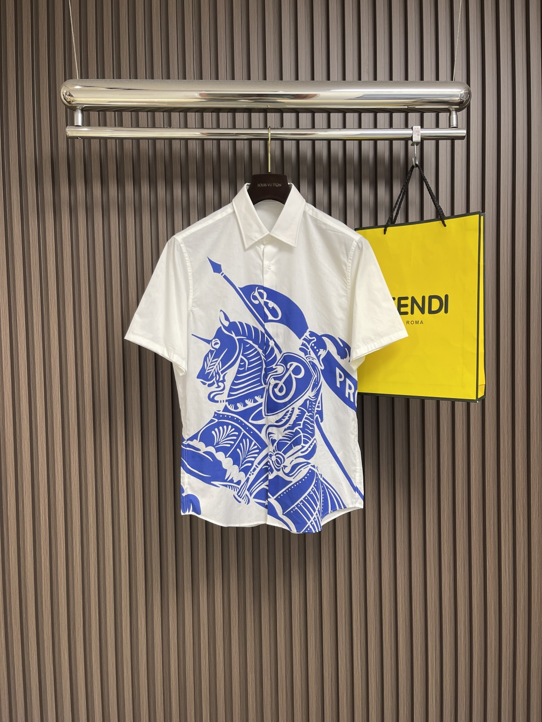 NO:478656,Burberry war horse logo short-sleeved shirt, knight's flag design, curved clothes set off the perfect fit, the whole piece of clothing is positioned and cut, machine wash, breathable, comfortable, refreshing and sweaty upper body!  The buttons are made of metal buckles with original consistent shell buckle cuffs. The original mold opening is customized for 10 days. The data in the tags are all one to one. Size S-XXL, burberry, shirts, T-shirt, alexander wang19860909Burberry 战马徽标短袖衬衫,骑士旗帜设计,弧形衣摆衬托完美版型,整件衣服都是定位剪裁,机洗不变形透气舒适上身清爽不闷汗！纽扣采用原版一致的贝壳扣袖口的金属扣原版开模定制了10天尺码唛吊牌内的数据皆一比一 尺码S-XXL,,burberry,shirts,T-shirt,alexander wang,Men's clothing