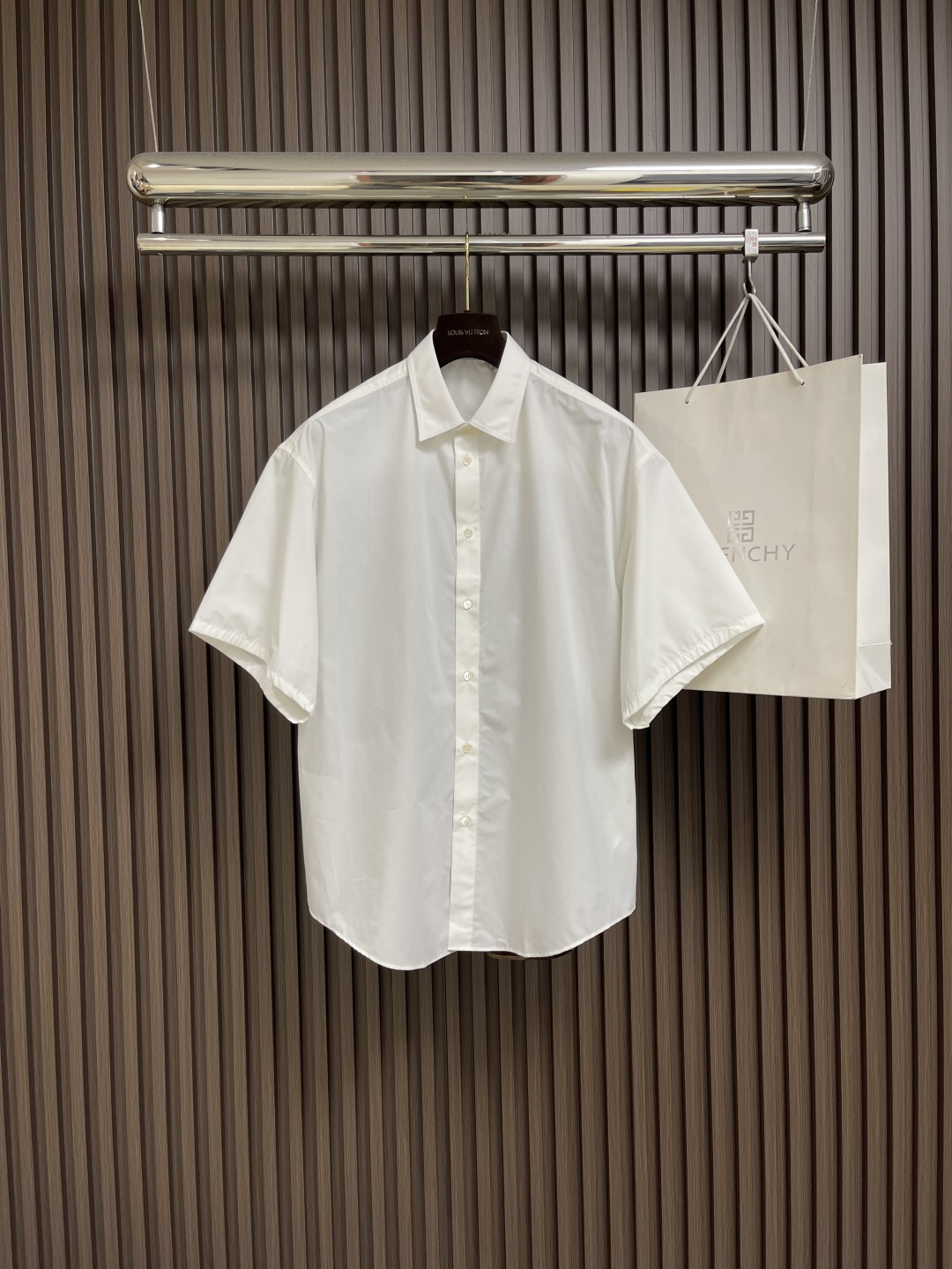 NO:478799,Burberry spliced ​​plaid short-sleeved shirt, made of customized cotton fabrics, the fabric is comfortable and soft, skin-friendly and breathable, decorated with classic brand plaids, high-quality plaid tailoring, pointed collar detail design, curved hem, simple design style, can be matched with multiple types of clothing to create fashionable shapes, customized accessories, complete three standards, the same style as men and women. Size S-XL, burberry, shirts, T-shirt, alexander wang19860909Burberry 拼接格纹短袖衬衫,采用定制棉质面料匠心制作,面料舒适柔软,亲肤透气,饰以品牌经典格纹,高品质对格剪裁,尖领细节设计,弧形衣摆,简单设计款式,能与多类型服饰搭配营造时尚造型,定制辅料,三标齐全,男女同款.尺码S-XL,,burberry,shirts,T-shirt,alexander wang,Men's clothing