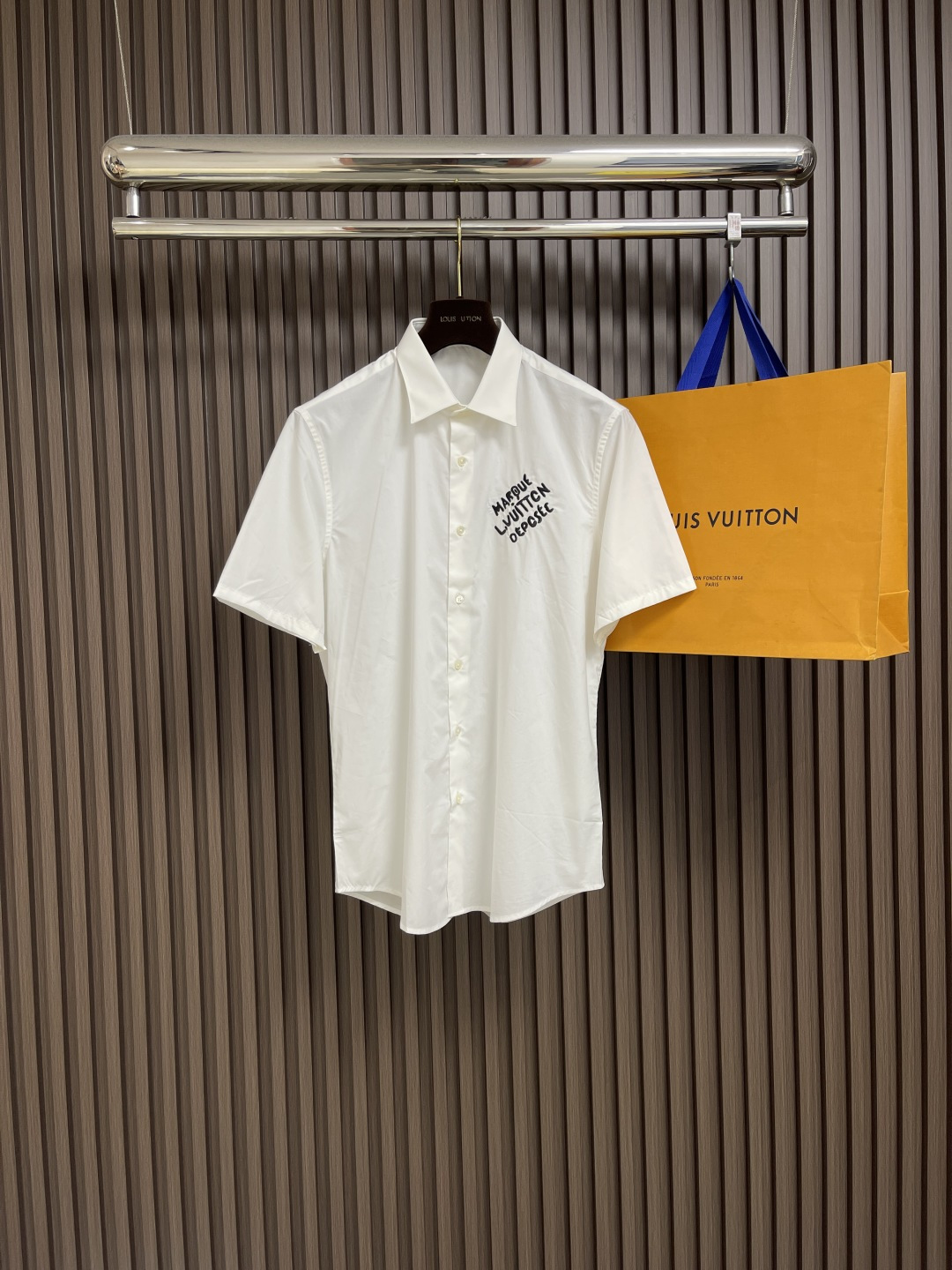 NO:478661,LV embroidery element short-sleeved shirt, using original genuine mold opening custom 80 shirt fabric. After multiple mold opening tests, the embroidery cutting piece is achieved consistent with the original version. The embroidery position positioning and cutting bed. The collar mark is complete. Size S-XXL Size shoulder width 47cm bust 102cm long 76cm sleeve length 22 M size shoulder width 48cm bust 106cm long 77.5cm sleeve length 23 L size shoulder width 49cm bust 110cm long 79cm sleeve length 24 XL size shoulder width 57cm bust 114cm long 80.5cm sleeve length 25 XXL shoulder width 51cm bust 118cm long 81.5cm sleeve length 26,,louis vuitton,shirts,T-shirt,alexander wang19860909LV 刺绣元素短袖衬衫,采用原版正品开模定制80支衬衫面料 经过多次开模测试刺绣裁片 达到原版一致 刺绣位置定位裁床 领标水洗唛吊牌齐全.尺码S-XXL S码肩宽47cm胸围102cm衣长76cm袖长22 M码肩宽48cm胸围106cm衣长77.5cm袖长23 L码肩宽49cm胸围110cm衣长79cm袖长24 XL码肩宽57cm胸围114cm衣长80.5cm袖长25 XXL肩宽51cm胸围118cm衣长81.5cm袖长26,,louis vuitton,shirts,T-shirt,alexander wang,Men's clothing