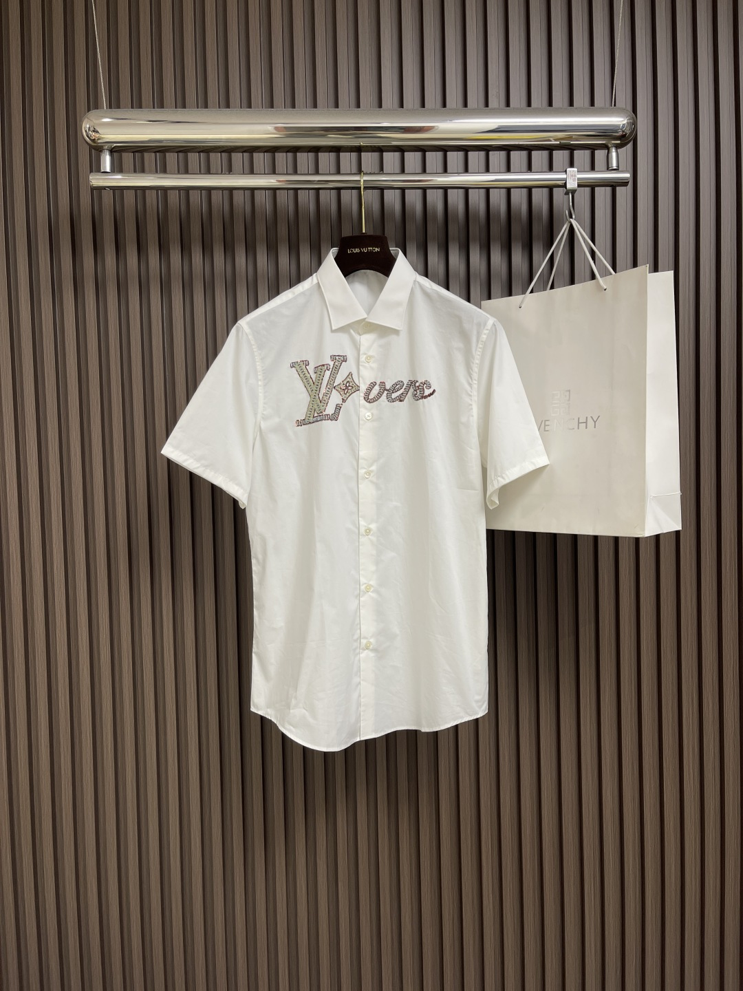 NO:478671,LV bead-sheet letter short-sleeved shirt, using combed cotton fabric, cotton, fabric fixed weaving and dyeing, and the upper body is soft. Bead-sheet embroidered letters make the ready-to-wear gorgeous, high-end and colorful brand elements match the trend of contemporary young people. Heavy industry sequin embroidery uses imported embroidery machine, YB positioning is consistent, three-dimensional and full!  There are requirements for the machine, the sequins are arranged in a neat and orderly manner, with a loose style, the same style as men and women!  Size S-XXL S S S S S width 47cm bust 102cm long 76cm sleeve length 22 M S S S S S S S S S S S S S S S S S S S S S S S S S S S S S S S S S S S S S S S S S S S S S S S S S S S S S S S S S S S S S S S S S S S S S S S S S S S S S S S S S S S S S S S S S S S S S S S S S S S S S S S S S S S S S S S S S S S S S S S S S S S S S S S S S S S S S S S S S S S S S S S S S S S S S S S S S S S S S S S S S S S S S S S S S S S S S S S S S S S S S S S S S S S S S S S S S S S S S S S S S S S S S S S S S S S S S S S S S S S S S S S S S S S S S S S S S S S S S S S S S S S S S S S S S S S S S S S S S S S S S S S S S S S S S S S S S S S S S S S S S S S S S S S S S S S S S S S S S S S S S S S S S S S S S S S S S S S S S S S S S S S S S S S S S S S S S S S S S S S S S S S S S S S S S S S S S S S S S S S S S S S S S S S S S S S S S S S S S S S S S S S S S S S S S S S S S S S S S S S S S S S S S S S S S S S S S S S S S S S S S S S S S S S S S S S S S S S S S S S S S S S S S S S S S S S S S S S S S S S S S S S S S S S S S S S S S S S S19860909LV 珠片字母短袖衬衫,采用精梳棉面料,棉,面料定织定染,上身柔顺,珠片刺绣字母让成衣华丽高级极具品牌元素多彩搭配当代年轻人的潮流首选,重工亮片刺绣选用了进口刺绣机,YB定位一致,立体饱满！对机器都是有要求的,亮片紧密排列整齐有序,宽松版型,男女同款！尺码S-XXL S码肩宽47cm胸围102cm衣长76cm袖长22 M码肩宽48cm胸围106cm衣长77.5cm袖长23 L码肩宽49cm胸围110cm衣长79cm袖长24 XL码肩宽57cm胸围114cm衣长80.5cm袖长25 XXL肩宽51cm胸围118cm衣长81.5cm袖长26,,louis vuitton,shirts,T-shirt,alexander wang,Men's clothing