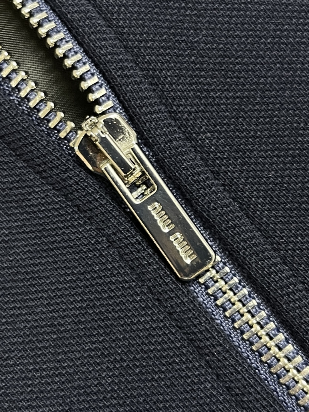 Miumiu Complex Porcelain Zipper Coat: Stylish, High-Density Embroidery, Comfy Fabric, Versatile, European Design. - 图片 3