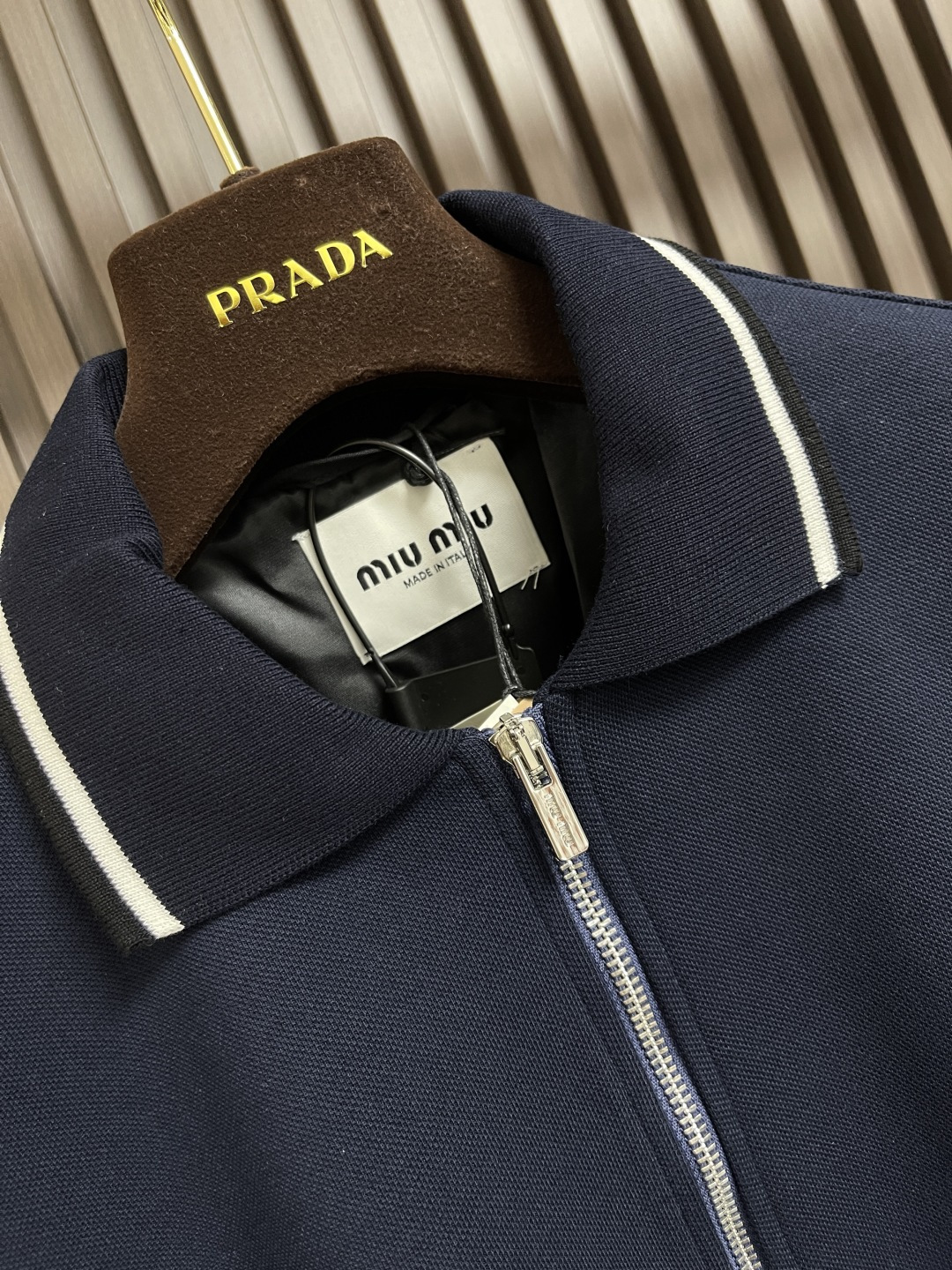 Miumiu Complex Porcelain Zipper Coat: Stylish, High-Density Embroidery, Comfy Fabric, Versatile, European Design. - 图片 6