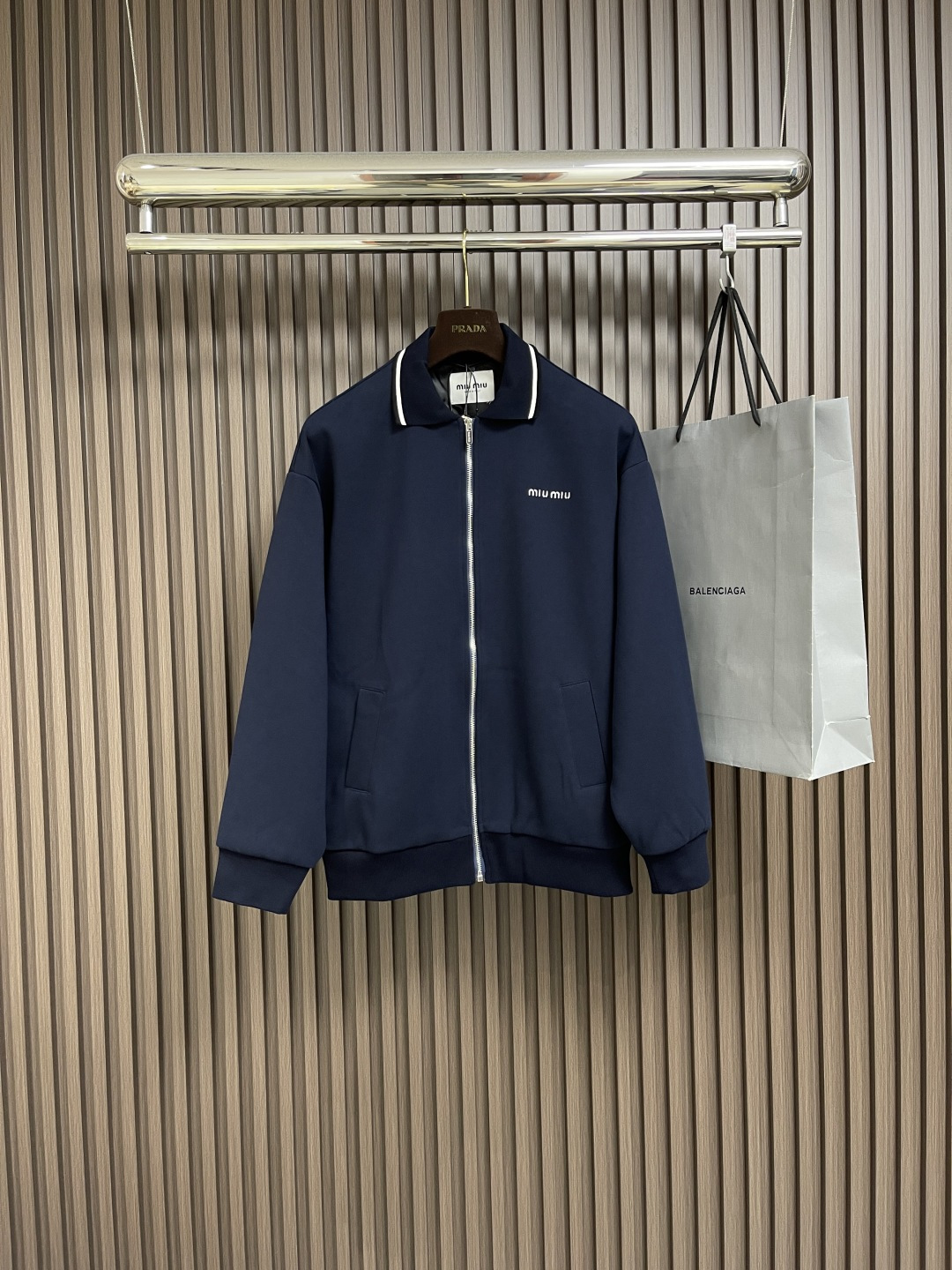 NO:437388,MIUMIU composite beaded lapel zipper jacket, 260g double pure cotton beaded composite fabric, with 26 super cool cotton composite base on the bottom. After the two fabrics are combined, it is about 420g. The inner lining is made of 100 cotton fabric, and the upper body is warm and not close to the body. The embroidery uses 3D three-dimensional embroidery, and the number of embroidery needles is about 1,600 stitches. High-density embroidery can present a three-dimensional effect. The zipper is electroplated bright silver color, the zipper is 5-digit electroplated zipper, and the surface is engraved with a brand logo. The pull teeth are made of original custom European style teeth. The overall wiring is straight and delicate, the fabric is comfortable and soft, and the color is consistent and no color difference. It can be matched with the same style to create a fashionable look. It can be customized with various occasions, custom auxiliary materials, complete three standards, and the same style for men and women!  Size 36-38-40-42,,miumiu,jackets & coats,alexander wang19860909MIUMIU 复合珠地翻领拉链外套,采用260克双纯棉珠地复合面料,底部采用26支超爽棉复合打底.两种面料复合后大约为420克.内衬里面料采用人棉100支面料,上身效果保暖不贴身.刺绣采用3D立体刺绣,刺绣针数约为1600针.高密度刺绣可以呈现出立体效果.拉链采用电镀亮白银颜色,拉链采用5号电镀拉链,面上刻有品牌标识.拉牙采用原版定制欧款牙.整体走线平直细腻,面料舒适柔软,颜色一致无色差,能与同款搭配营造时尚造型,驾驭各种场合,定制辅料,三标齐全,男女同款！尺码36-38-40-42,,miumiu,jackets & coats,alexander wang,Men's clothing