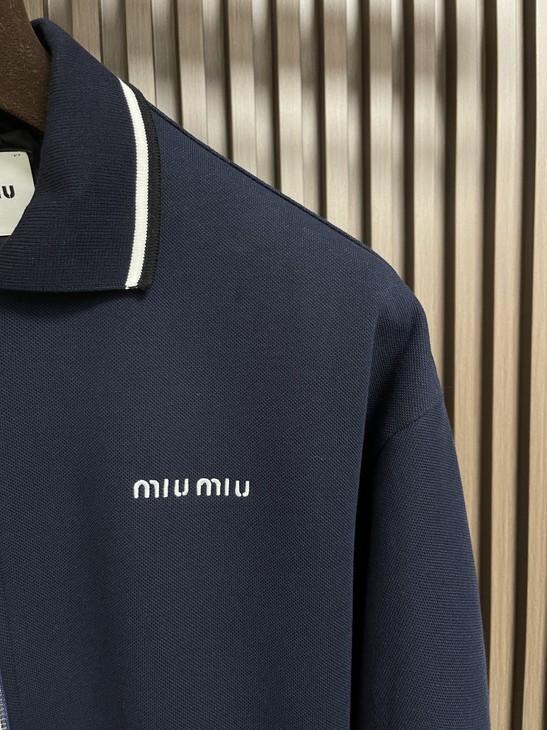 Miumiu Complex Porcelain Zipper Coat: Stylish, High-Density Embroidery, Comfy Fabric, Versatile, European Design. - 图片 4