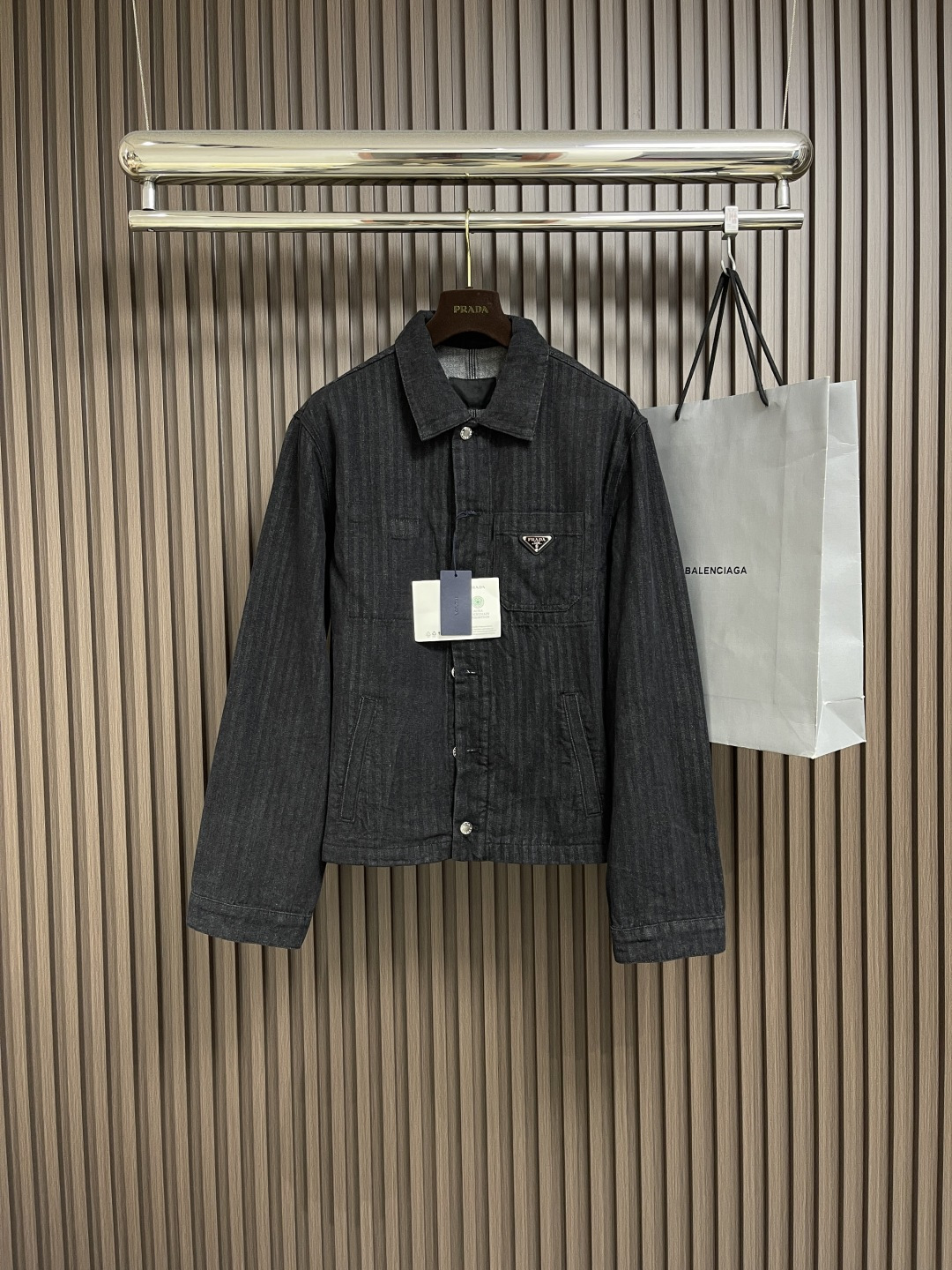 NO:437405,Prada Triangle Denim Jacket, Custom Obsidian Fine Washed Tannin Velvet Denim Material. The iconic triangle logo on the chest, unique herringbone texture. It gives the jacket a retro charm and three-dimensional layering, adding a bit of calm and restrained temperament. The template opens the bag. The preset template guides the position of the bag. The shape and size, and the accuracy ensures the quality of the bag opening effect. The wash water is retro and old, and through a special solution, it removes stains and fades slightly, and fades through strong washing. It makes its color more even. Size S-XL, prada, jackets & coats, alexander wang19860909Prada 三角标牛仔夹克,定制曜石精洗单宁丝绒感牛仔料.胸口标志性三角徽标,独特的人字纹纹理.赋予夹克复古韵味与立体层次感,增添几分沉稳内敛的气质,模版机开袋.预设的模板来指导开袋的位置 形状和大小,精确性确保了开袋效果质量.洗水复古做旧,通过特制溶液,去除污渍且轻微的褪色,通过强烈的洗涤方式来褪色.使其颜色更为均匀.尺码S-XL,,prada,jackets & coats,alexander wang,Men's clothing