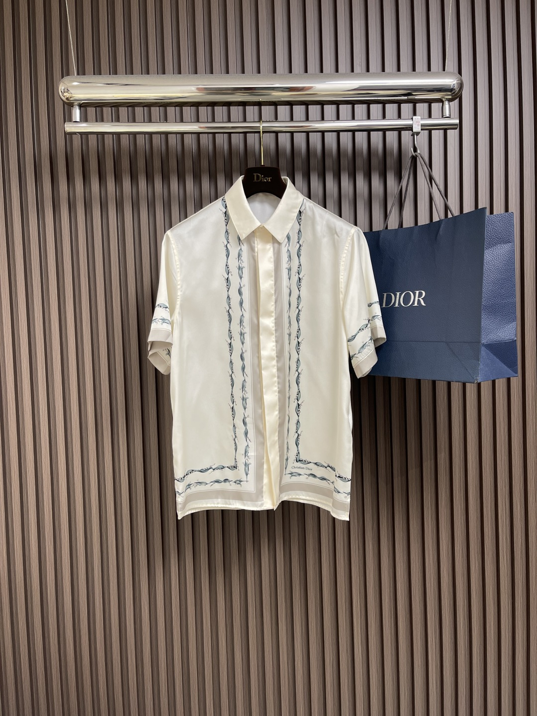 NO:470579,Dior white mulberry silk twill lily-glass printed short-sleeved shirt, this classic Cistian Couture logo is embellished with lily-glass patterns, paying tribute to Mr.'s love for flowers. It is carefully crafted with white mulberry silk twill fabric, which can be matched with matching to create a classic look. Size 46-52,,dior,shirts,T-shirt,alexander wang19860909Dior 白色桑蚕丝斜纹铃兰印花短袖衬衫,这款突显经典的Cistian Couture标志,点缀以铃兰图案,向 先生对花朵的热爱致敬.采用白色桑蚕丝斜纹面料精心制作,可与配套的搭配,打造经典造型.尺码46-52,,dior,shirts,T-shirt,alexander wang,Men's clothing