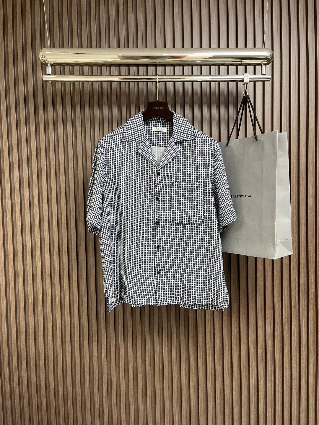 NO:441021,LP Loropiana plaid short-sleeved shirt is made of customized plaid fabric, which is comfortable and soft, skin-friendly and breathable. It is woven with a density of 28 stitches through a rapier loom to ensure clear and unbleached diagonal lines of the plaid. The plaid technology is used to strictly follow the principle of 'three-line alignment' (shoulder line, placket, armhole) when cutting pieces, so as to achieve seamless connection between the plaids, the front chest, the back, and the sleeves, and can be matched with multiple types of clothing to create a fashionable look. Customized auxiliary materials, complete three standards, the same style as men and women!  Size S-XL, loro piana,loro piana,shirts,t-shirt,alexander wang19860909LP Loropiana 格纹短袖衬衫,采用定制格纹面料,面料舒适柔软,亲肤透气,通过剑杆织机以28针厘米的密度织造,确保格纹对角线清晰无晕染,对格工艺,裁片时严格遵循「三线对齐」原则（肩线、门襟、袖窿）,实现前胸、后背、袖片的格纹无缝衔接,能与多类型服饰搭配营造时尚造型,定制辅料,三标齐全,男女同款！尺码S-XL,,loro piana,loro piana,shirts,T-shirt,alexander wang,Men's clothing