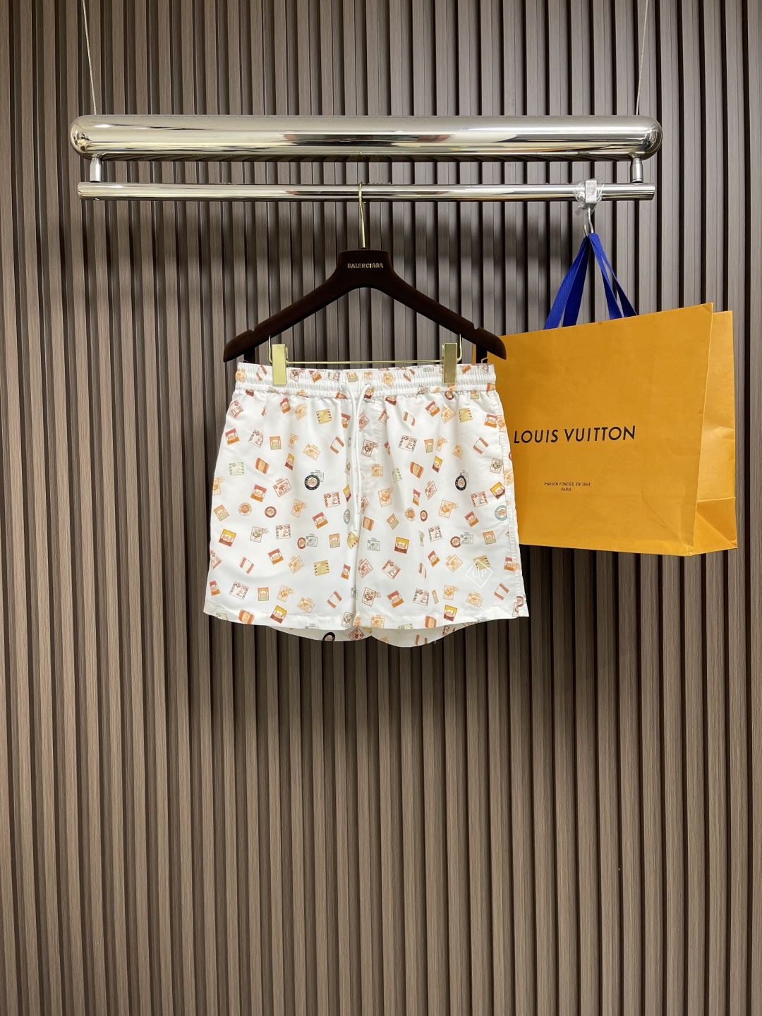 NO:437406,LP Loropiana stamp printed beach pants, microfiber 100.0, elastic belt, with adjustable drawstring, front side pocket, rear pocket with flip cover and velcro strap, left leg with rubber logo, rubber drawstring with logo Size S-XL, loro piana, loro piana, alexander wang19860909LP Loropiana 邮票印花沙滩裤,超细纤维100.0,松紧腰带,配有可调节抽绳,前侧口袋,后口袋配有翻盖和魔术贴带,左腿饰有橡胶徽标,带徽标的橡胶拉绳 尺码S-XL,,loro piana,loro piana,alexander wang,Men's clothing