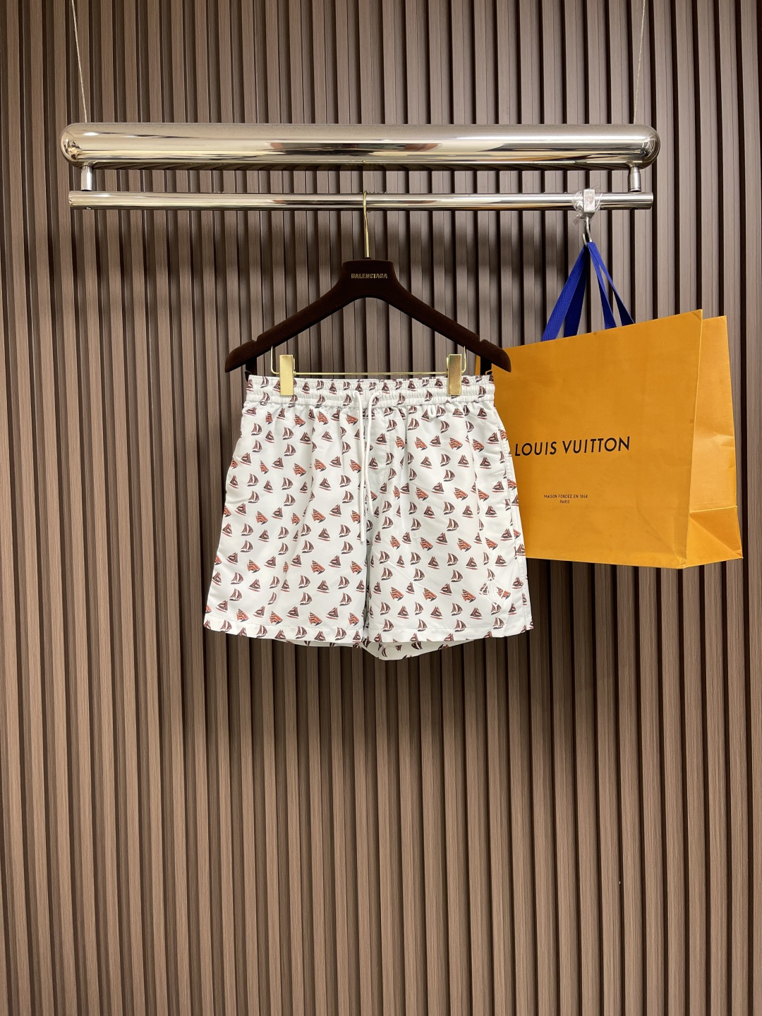 NO:437398,LP Loropiana Sailing Printed Beach Pants, Microfiber 100.0, Elastic Belt, Adjustable Drawstring, Front Side Pocket, Rear Pocket with Flip and Velcro Strap, Left Leg with Rubber Logo, Logo Rubber Drawstring Size S-XL, Loro Piana, Loro Piana, Alexander Wang19860909LP Loropiana 帆船印花沙滩裤,超细纤维100.0,松紧腰带,配有可调节抽绳,前侧口袋,后口袋配有翻盖和魔术贴带,左腿饰有橡胶徽标,带徽标的橡胶拉绳 尺码S-XL,,loro piana,loro piana,alexander wang,Men's clothing