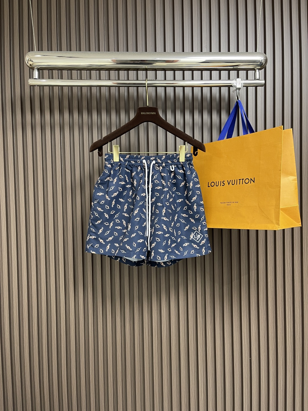 NO:437389,LP Loropiana knot printed beach pants, microfiber 100.0, elastic belt, adjustable drawstring, front side pocket, rear pocket with flip cover and velcro strap, left leg with rubber logo, rubber drawstring with logo Size S-XL, loro piana, loro piana, alexander wang19860909LP Loropiana 绳结印花沙滩裤,超细纤维100.0,松紧腰带,配有可调节抽绳,前侧口袋,后口袋配有翻盖和魔术贴带,左腿饰有橡胶徽标,带徽标的橡胶拉绳 尺码S-XL,,loro piana,loro piana,alexander wang,Men's clothing