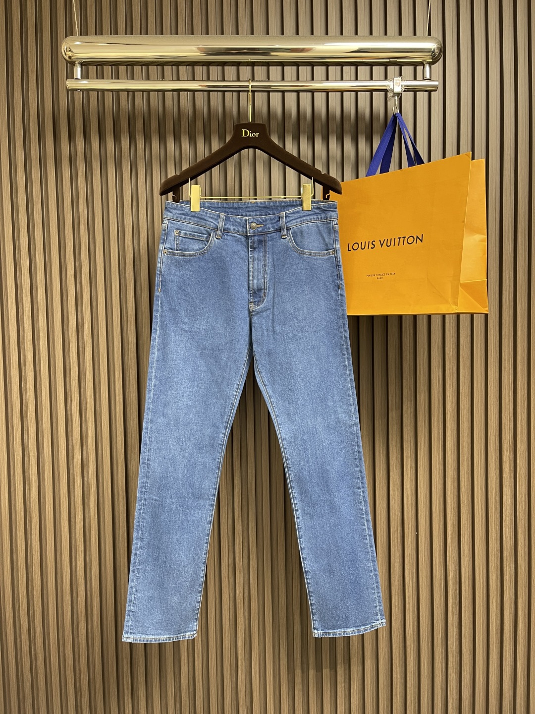 NO:437368,The jeans are soft and dense in texture, and high-quality fabrics modify the leg lines. Each needle and thread are a testimony to professional craftsmanship. The classic five-bag design is timeless and practical, easy to match with refreshing or simple, creating a beautiful shape. Size 32-33-34-35,,alexander wang19860909规版型牛仔质地柔软而密实,高品质面料修饰腿部线条,每一针每一线皆是对专业工艺的见证,经典五袋式设计,隽永实用,轻松搭配清爽或简单,打造靓丽造型,尺码32-33-34-35,,alexander wang,Men's clothing