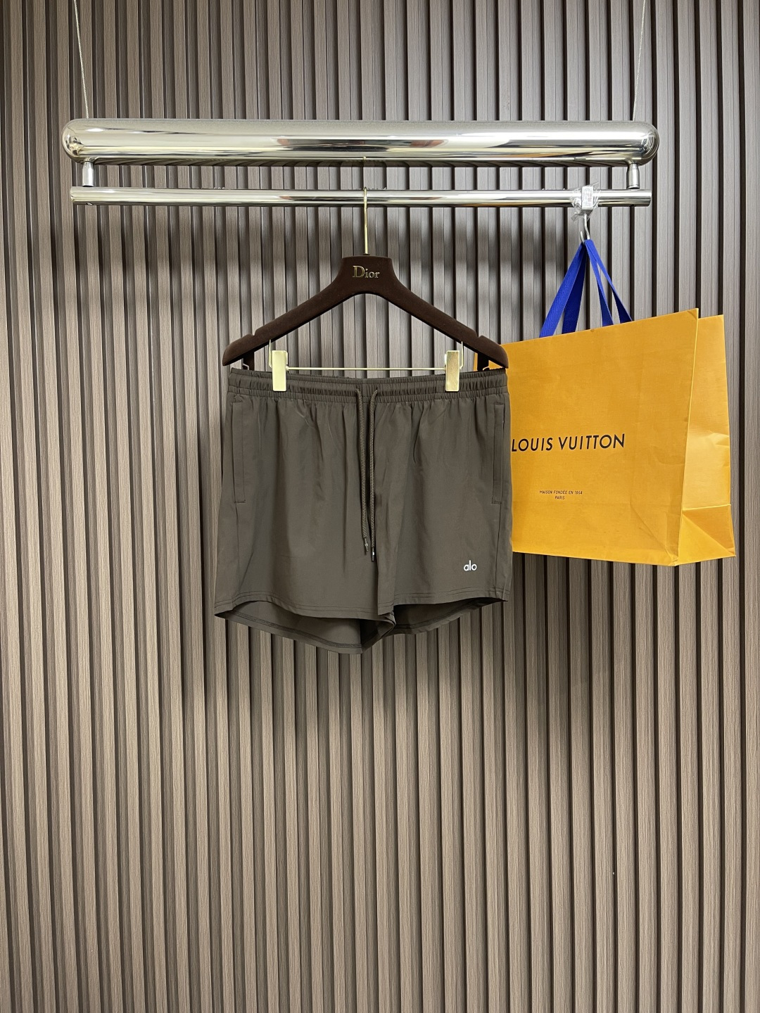 NO:437380,alo 2025ss Spring and Summer New Jogging Speed ​​Dry Shorts, the most casual fashion aesthetic, original pants with casual and versatile upper body, casual and lazy style, high-end custom quick-drying fabric, customized craftsmanship, classic logo simple, comfortable and comfortable. High-end and atmospheric, can match all T-shirts. Size S-XL S-Size 51.5cm long waist 78cm hip circumference 106cm M-Size trousers 53cm waist 84cm hip circumference 112cm L-Size trousers 54.5cm waist circumference 90cm hip circumference 118cm XL-Size trousers 56cm waist circumference 94cm hip circumference 124cm, shorts,tees,t-shirt,alexander wang19860909alo 2025ss春夏季新款慢跑速干短裤,最休闲的时尚美学,原版裤型上身休闲百搭、随性慵懒范,高级定制速干面料,订制工艺 经典logo简约,舒适感爆棚.高端大气,可通搭一切T恤.尺码S-XL S码裤长51.5cm 腰围78cm 臀围106cm M码裤长53cm 腰围84cm 臀围112cm L码裤长54.5cm 腰围90cm 臀围118cm XL码裤长56cm 腰围94cm 臀围124cm,,shorts,tees，t-shirt,alexander wang,Men's clothing