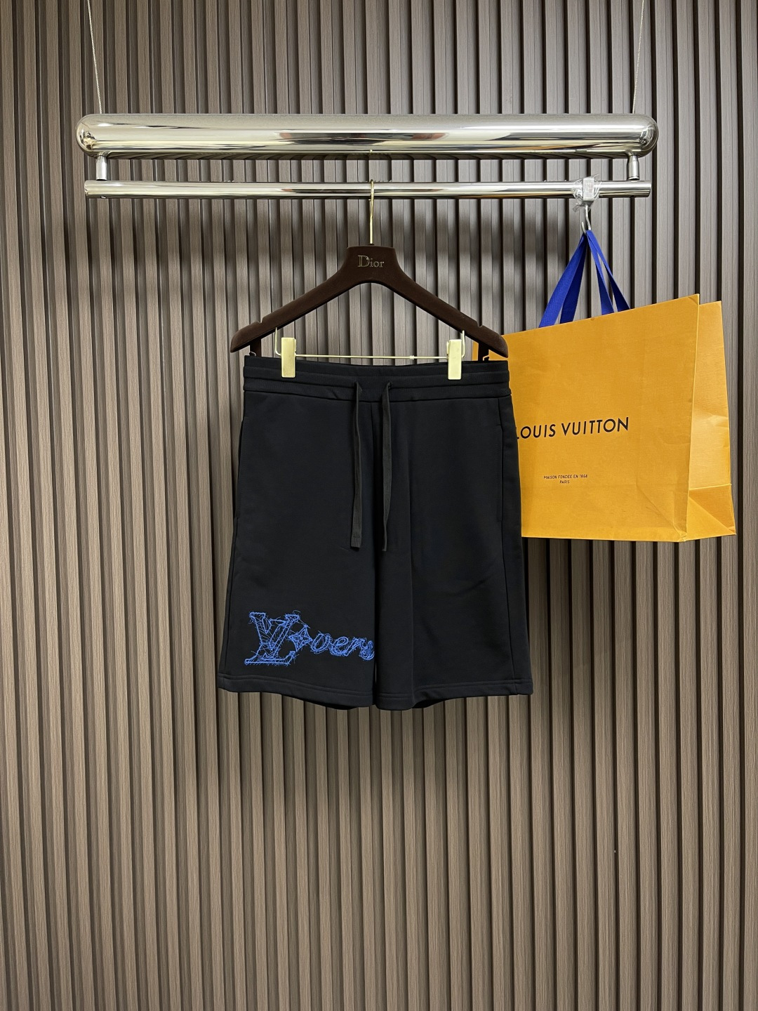 NO:437370,LV 2025ss new embroidered logo logo shorts, 100% wool coil fabric is soft and comfortable.  Intense 3D three-dimensional letter embroidery in front of the thigh, graphic logo logo, and exquisite embroidery in the back pocket.  Loose style.  The upper body is unrestrained, comfortable and breathable.  The same style for men and women!  Size S-XL, louis vuitton, shorts, alexander wang19860909LV 2025ss新款刺绣logo标识五分短裤,百分百毛线圈面料柔软舒适．大腿前精致3D立体字母经典字母刺绣,图形logo标识,后口袋精致刺绣．宽松版型．上身无束缚感,舒适透气．男女同款！尺码S-XL,,louis vuitton,shorts,alexander wang,Men's clothing