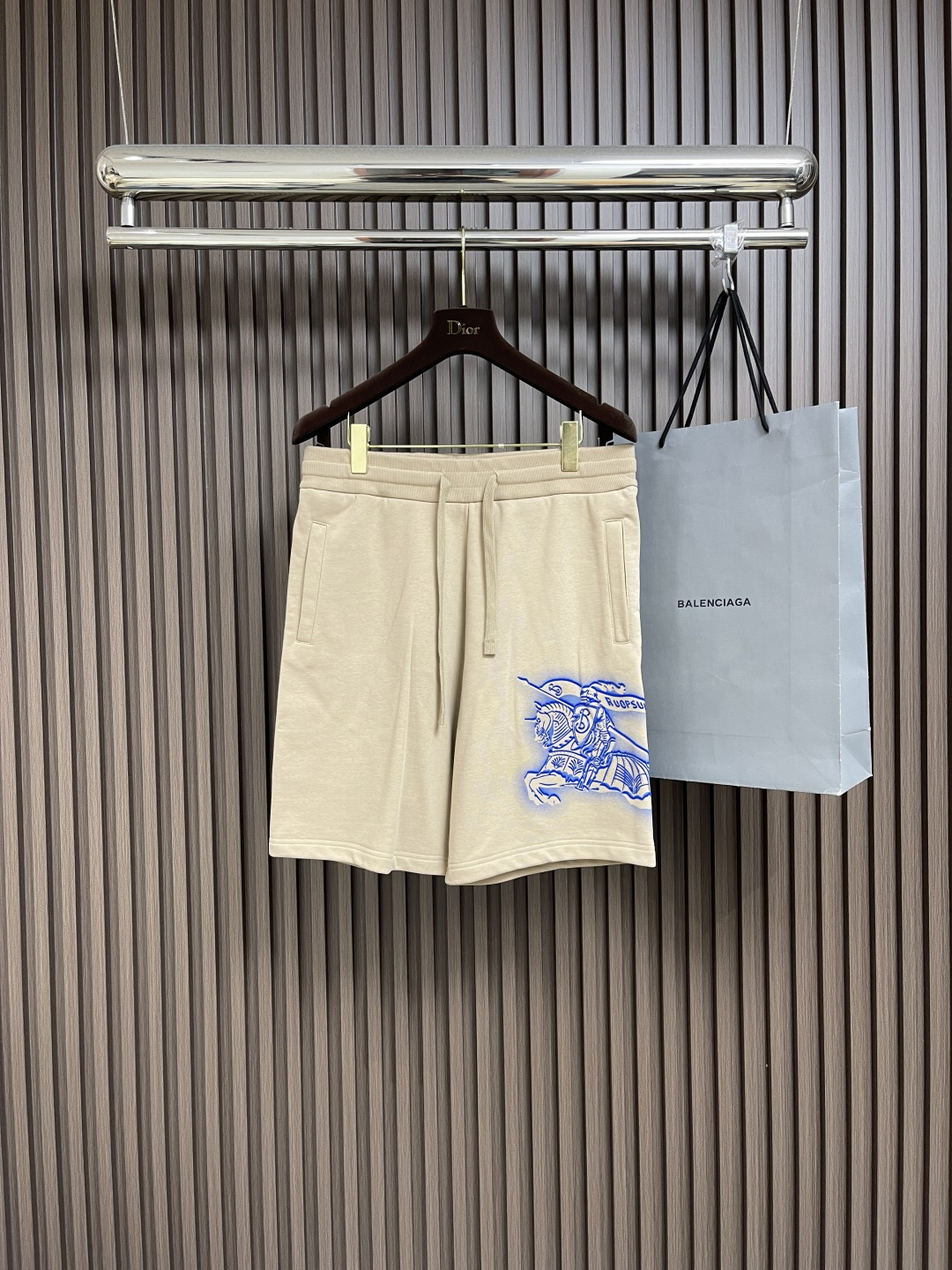 NO:437436,Burberry cotton war horse logo pattern shorts, light flip cotton fabric, with cotton fiber as the main raw material, the front is a smooth cotton surface, and the other side is fleece-tight, forming a delicate fleece surface, which is breathable, hygroscopic and soft. The waist is designed with elastic band, and is adjusted with drawstring. The elastic band at the waist is sewn with a tight line distance, making it more firm, flat and beautiful at the same time, taking into account good elasticity. There are pockets on both sides, and the pocket mouth is reinforced by knotting. The edge of the back patch pocket is sewn on the breech position by three-needle and four-line process, which enhances visual aesthetics and durability. Size S-XL, burberry, shorts, alexander wang19860909Burberry 棉质战马徽标图案短裤,选用轻盈的翻面绒棉质面料,以棉纤维为主要原料,正面是光滑的棉质表面,另一面经过起绒处理,形成细腻的绒毛表面,具有透气性,吸湿性和柔软性.腰部采用松紧带设计,搭配抽绳调节,运用橡筋车缝合腰部松紧带,线距紧密,使其更加牢固、平整和美观同时兼顾良好的弹性.两侧设有口袋,运用套结工艺加固袋口.后贴袋边缘处运用嵌车三针四线工艺缝制于臀位之上,强化视觉美观度和耐用性.尺码S-XL,,burberry,shorts,alexander wang,Men's clothing