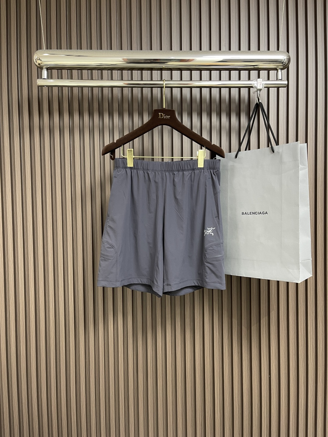 NO:437428,arcteryx 2025ss Spring and Summer New Men's Quick-Dry Shorts Outdoor Leisure, the most casual fashion aesthetic, original pants with casual and versatile upper body, casual and lazy style, high-end custom quick-dry fabric, customized craftsmanship logo craftsmanship, full of comfort. High-end and atmospheric, can match all T-shirts. Size M-3XL M-size trousers 46cm waist 74cm hip circumference 106cm L-size trousers 47cm waist 78cm hip circumference 110cm XL-size trousers 48cm waist 82cm hip circumference 114cm XXL-size trousers 49cm waist 86cm hip circumference 118cm XXXL-size trousers 50cm waist 90cm  hip circumference 122cm, arc'teryx, shorts,tees,t-shirt,alexander wang19860909arcteryx 始祖鸟2025ss春夏季新款男士速干短裤户外休闲,最休闲的时尚美学,原版裤型上身休闲百搭、随性慵懒范,高级定制速干面料,订制工艺 logo工艺,舒适感爆棚.高端大气,可通搭一切T恤.尺码M-3XL M码裤长46cm 腰围74cm 臀围106cm L码裤长47cm 腰围78cm 臀围110cm XL码裤长48cm 腰围82cm 臀围114cm XXL码裤长49cm 腰围86cm 臀围118cm XXXL码裤长50cm 腰围90cm 臀围122cm,arc'teryx,shorts,tees，t-shirt,alexander wang,Men's clothing