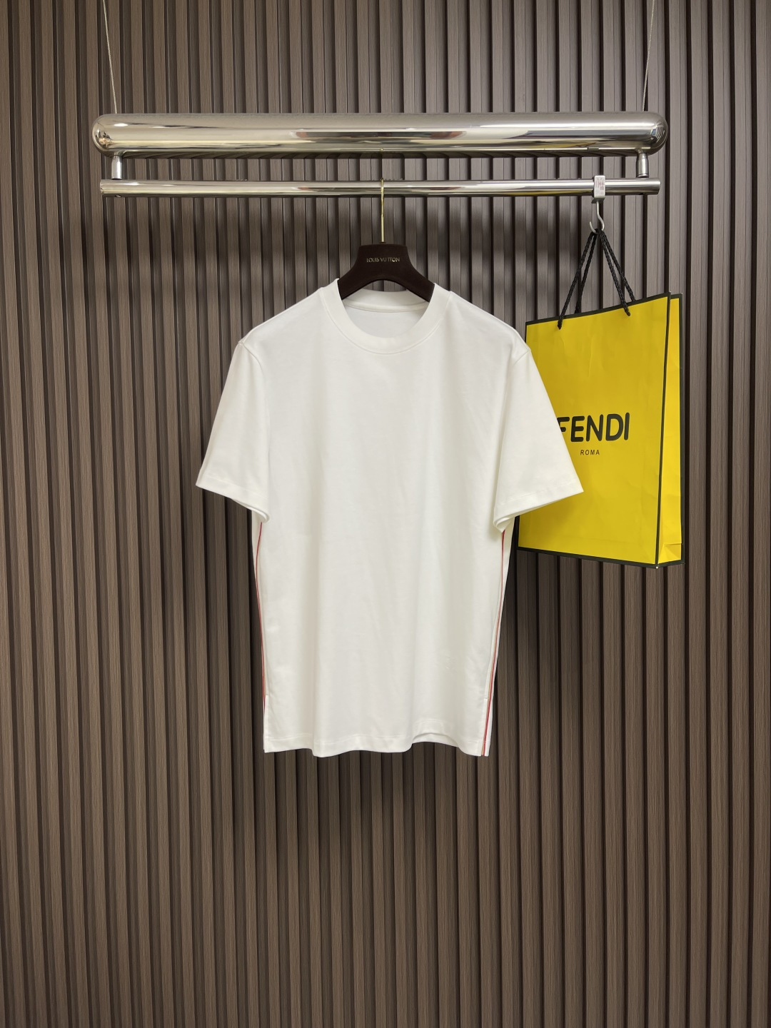 NO:478651,Burberry vintage spliced ​​decorative webbing cotton short-sleeved T-shirt, vintage plaid cut-out splicing design, the same style as men and women. This style is a classic round neck design, which incorporates its classic plaid on solid color simple fabric, and is designed with symmetrical plaid on both sides!  The war horse embroidery has been added to make the whole dress more recognizable!  The overall design is made of loose style, fashionable and ov casual style. The fusion of new and old has brought this dress to a new level. It is made of pure cotton, with a soft and delicate feel, and the fine workmanship of the neckline thread technology increases the firmness of the clothes, making the dress less likely to be deformed!  , the threading of the hem and double threads inside are sewn, so there is no needle loss at all!  The upper body looks quite high-end. Size M-5XL, burberry, T-shirt, tees, t-shirt, alexander wang19860909Burberry vintage 拼接装饰织带棉质短袖T恤,vintage格纹裁片拼接设计,男女同款.此款是经典的圆领设计,将其经典的格纹融入在纯色简约的面料上,两侧以对称格纹设计！加入了战马刺绣点缀,让整件衣服都更有辨识度！整体更是采用了宽松版型打造,时尚和ov休闲风格.新和旧的融合,让这款衣服达到了新的高度.纯棉材质打造,手感柔和细腻,做工精良领口螺纹工艺手法增加了衣服的牢固度,让版型不易变形！,下摆的走线以及内里双线缝合,完全不掉针！上身显得相当之高级不凡.尺码M-5XL,,burberry,T-shirt,tees，t-shirt,alexander wang,Men's clothing