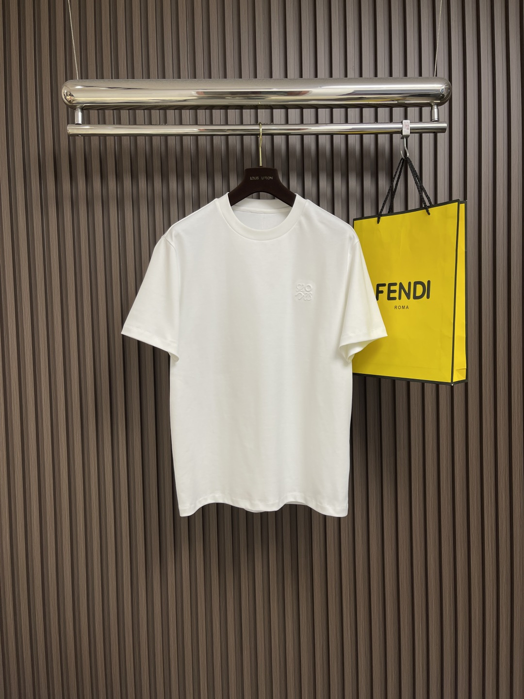 NO:478691,LOEWE x ON co-branded short-sleeved T-shirt, using 24S special textile tight cotton, 185g; matched with 32S1X1 tie-frame thread, 220g. Three-dimensional embroidery technology, the logo clearly restores the spacing curve. Select woven embroidery thread with glossy sense, and the machine combines complex embroidery needlework and fine detail processing to create the embroidery effect of three-dimensional relief. Classic trademark letter design, fine embroidery needlework, clear font, and strong line and three-dimensional sense. The overall thread is straight and delicate, the fabric is comfortable and soft, and the color is consistent and there is no color difference. It can be matched with the same style to create a fashionable look, control various occasions, customize auxiliary materials, complete three standards, and the same style for men and women!  Size M-5XL, loewe, T-shirt,tees, t-shirt,alexander wang19860909LOEWE x ON 联名款刺绣短袖T恤,采用24S特纺织紧密棉,185g；搭配32S1X1拉架螺纹,220g.采用立体刺绣工艺,徽标清晰还原间距曲线.精选具有光泽感的丝光绣线进行,机结合复杂刺绣针艺,精细的细节处理,造就了立体浮雕的刺绣效果.经典商标字母设计,刺绣精细针法绵密,字体清晰且线条感和立体感强.整体走线平直细腻,面料舒适柔软,颜色一致无色差 能与同款搭配营造时尚造型,驾驭各种场合,定制辅料,三标齐全,男女同款！尺码M-5XL,,loewe,T-shirt,tees，t-shirt,alexander wang,Men's clothing