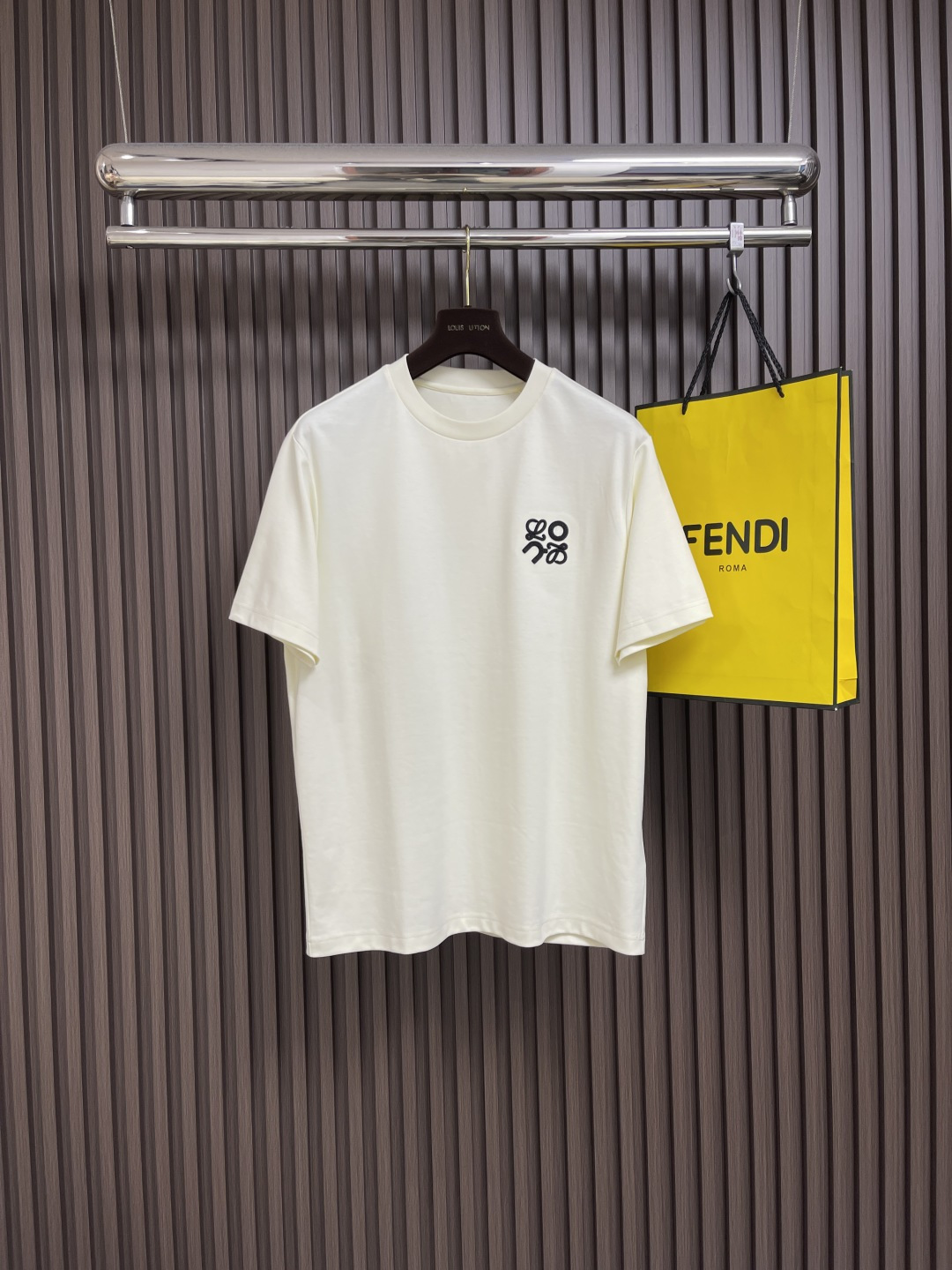 NO:437414,LOEWE x ON co-branded short-sleeved T-shirt, using 24S special textile tight cotton, 185g; matched with 32S1X1 tie-frame thread, 220g. Three-dimensional embroidery technology, the logo clearly restores the spacing curve. Select woven embroidery thread with glossy sense, and the machine combines complex embroidery needlework and fine detail processing to create the embroidery effect of three-dimensional relief. Classic trademark letter design, fine embroidery needlework, clear font, and strong line and three-dimensional sense. The overall thread is straight and delicate, the fabric is comfortable and soft, and the color is consistent and there is no color difference. It can be matched with the same style to create a fashionable look, control various occasions, customize auxiliary materials, complete three standards, and the same style for men and women!  Size M-5XL, loewe, T-shirt,tees, t-shirt,alexander wang19860909LOEWE x ON 联名款刺绣短袖T恤,采用24S特纺织紧密棉,185g；搭配32S1X1拉架螺纹,220g.采用立体刺绣工艺,徽标清晰还原间距曲线.精选具有光泽感的丝光绣线进行,机结合复杂刺绣针艺,精细的细节处理,造就了立体浮雕的刺绣效果.经典商标字母设计,刺绣精细针法绵密,字体清晰且线条感和立体感强.整体走线平直细腻,面料舒适柔软,颜色一致无色差 能与同款搭配营造时尚造型,驾驭各种场合,定制辅料,三标齐全,男女同款！尺码M-5XL,,loewe,T-shirt,tees，t-shirt,alexander wang,Men's clothing