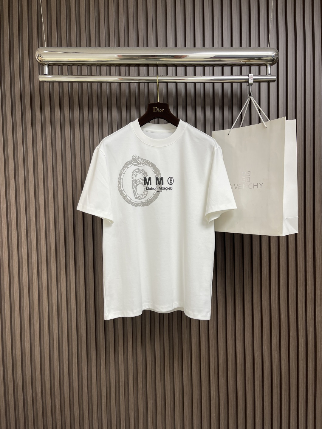 NO:437412,maison magiel MM6 2025SS spring and summer new short-sleeved T-shirt, customized exclusive wash-water pure cotton fabric, chest printed logo design!  Simple and generous, calm and versatile, extremely high-end, perfectly integrated with fashion and style, a top fashionable style that perfectly suits the outside wear!  The overall feeling is natural!  The ultimate classic and versatile style, customized original cotton fabric!  The ultimate perfection of heavy industry. Size M-5XL,,masion margiela,masion margiela,T-shirt,tees,t-shirt,alexander wang19860909maison margiel MM6 马吉拉 2025SS春夏新款短袖T恤,定制专属洗水纯棉面料,胸前印花logo设计！简约大方,从容百搭,档次极高,完美融入时尚还有风情感一款完美符合外穿的顶尖时髦气质款！整体给人浑然天成的感觉！极致经典的百搭型,定制原版纯棉面料！极致的重工极致的完美 .尺码M-5XL,,masion margiela,masion margiela,T-shirt,tees，t-shirt,alexander wang,Men's clothing