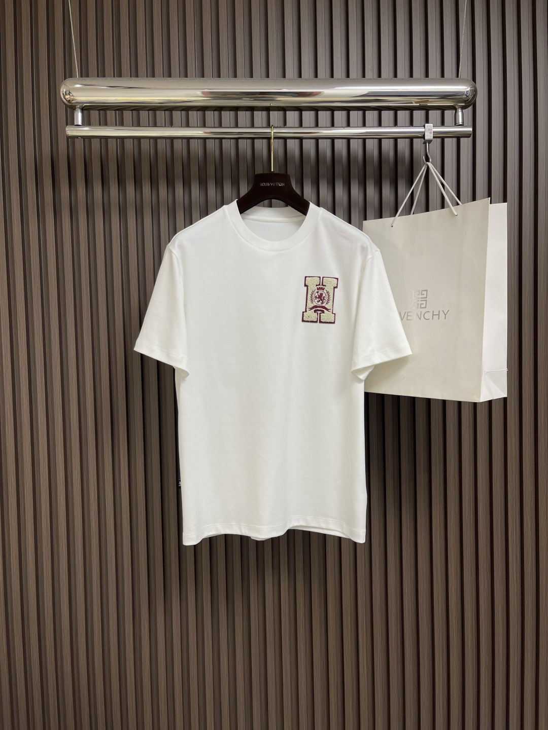 NO:437420,Hermes 2025ss Spring and Summer New H-line three-dimensional towel embroidered short-sleeved T-shirt, French slightly loose cut style, high-fine luxury quality, and super light luxury.  The new elements embellish the latest fashion temperament and charming charm.  Customer-supplied knitted cotton fabrics are made by three-dimensional diamond-mounted pressing process to fully express the feeling of wear.  The texture is comfortable, and the detail and soft touch are invincible.  The three-dimensional H mark has no need to explain it.  The masterpiece of the embroidery craftsmanship of instrument needle point lines towels, full and three-dimensional!  Concave and convex shapes show beauty and a new experience. Size M-5XL, hermes, T-shirt,tees, t-shirt,alexander wang19860909hermes 2025ss春夏新款 H线条立体毛巾绣标短袖T恤,法式微宽松裁剪版型,高精细的奢华品质,轻奢感超强．全新元素点缀拥有最新的时尚气质及将魅力韵味．客供针织棉面料,经由立体菱格压架工艺而成能将穿着感表现的淋漓尽致．手感质感舒适,细节感和柔触感更是无敌．立体H标识刺微无需意去解释．器械针点线条毛巾刺绣工艺的杰作,饱满立体！凹凸造型彰显美感,凛然一新的体验.尺码M-5XL,,hermes,T-shirt,tees，t-shirt,alexander wang,Men's clothing