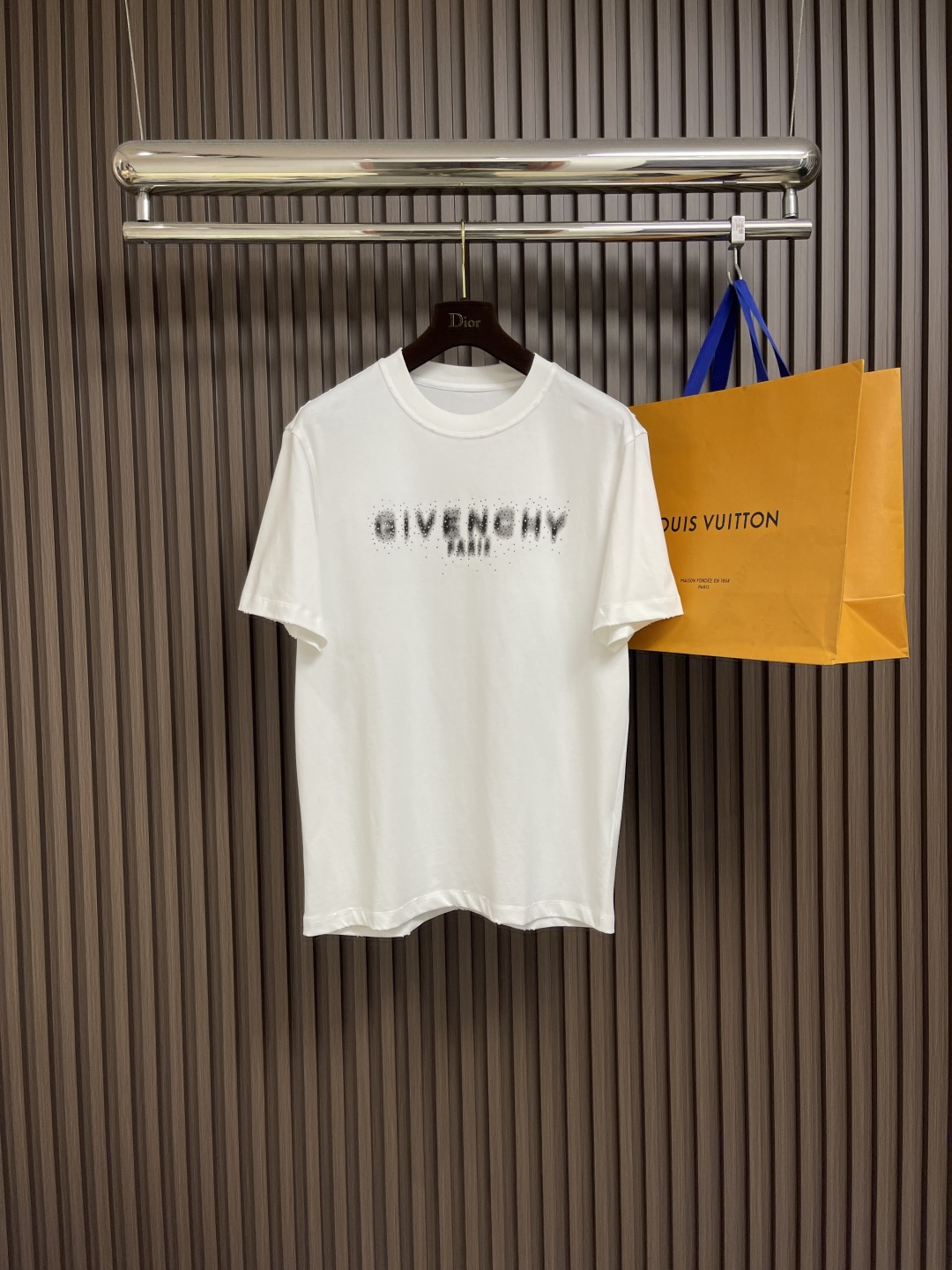 NO:437385,GIVENCHY fuzzy logo logo printed round short-sleeved T-shirt, 300 grams of terry to the fabric, 100% pure cotton, made pre-shrinkable 1x1 double yarn in advance, will never deform in a lifetime, letter logo print, three complete, comfortable and stylish upper body. Size M-5XL, givennchy, T-shirt,tees, t-shirt,alexander wang19860909GIVENCHY 模糊logo标识印花圆短袖T恤,对版面料300克毛圈高克重百分百纯棉 提前做过预缩水1x1双纱洗一辈子都不会变形的 字母logo印花 三标齐全 上身舒服有型.尺码M-5XL,,givenchy,T-shirt,tees，t-shirt,alexander wang,Men's clothing
