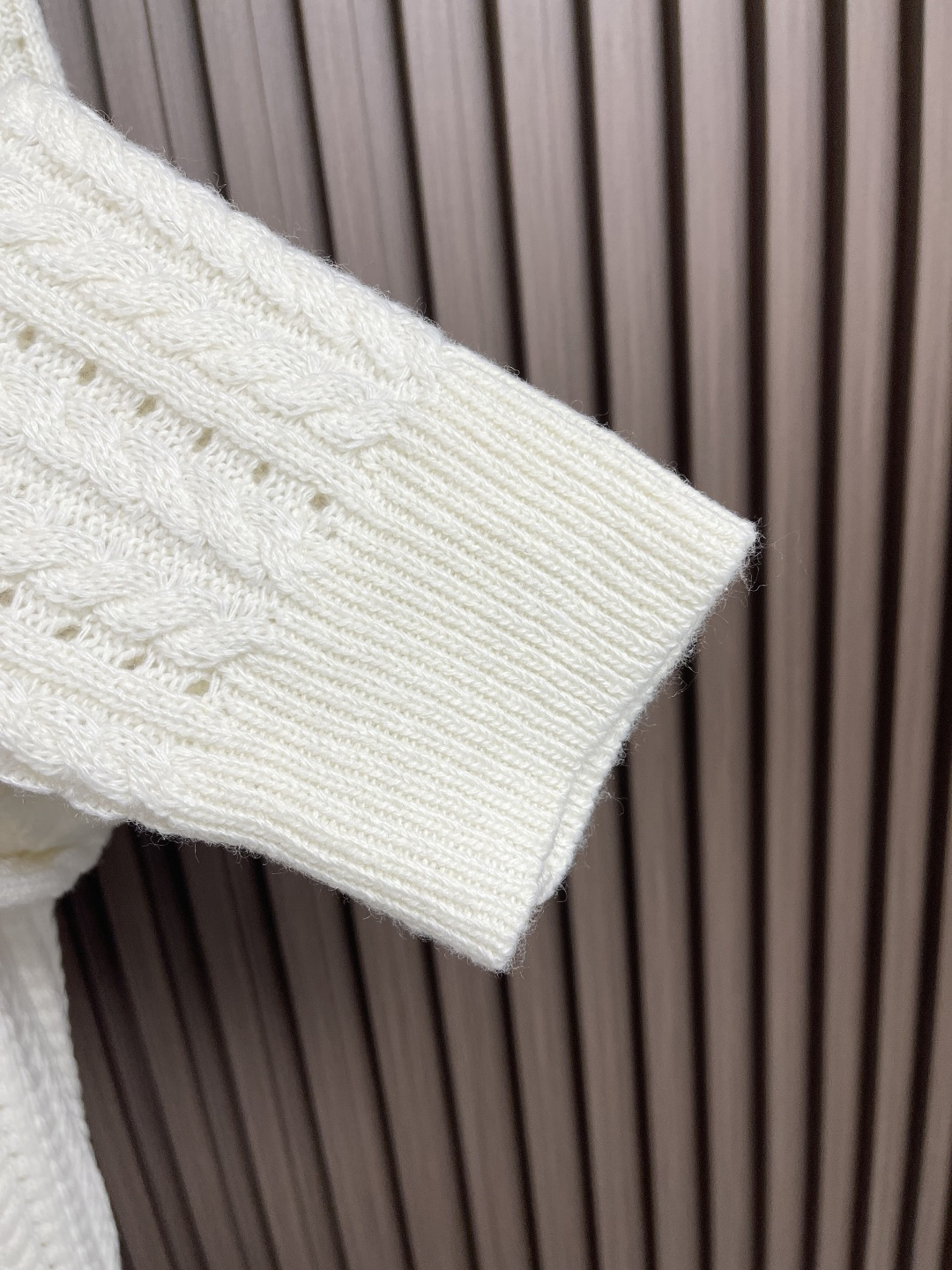 LV Script Knitted Sweaters: Wool-Cotton Blend, Intricate Embroidery, Cruise Theme, LV Compass Embroidery. - 图片 7