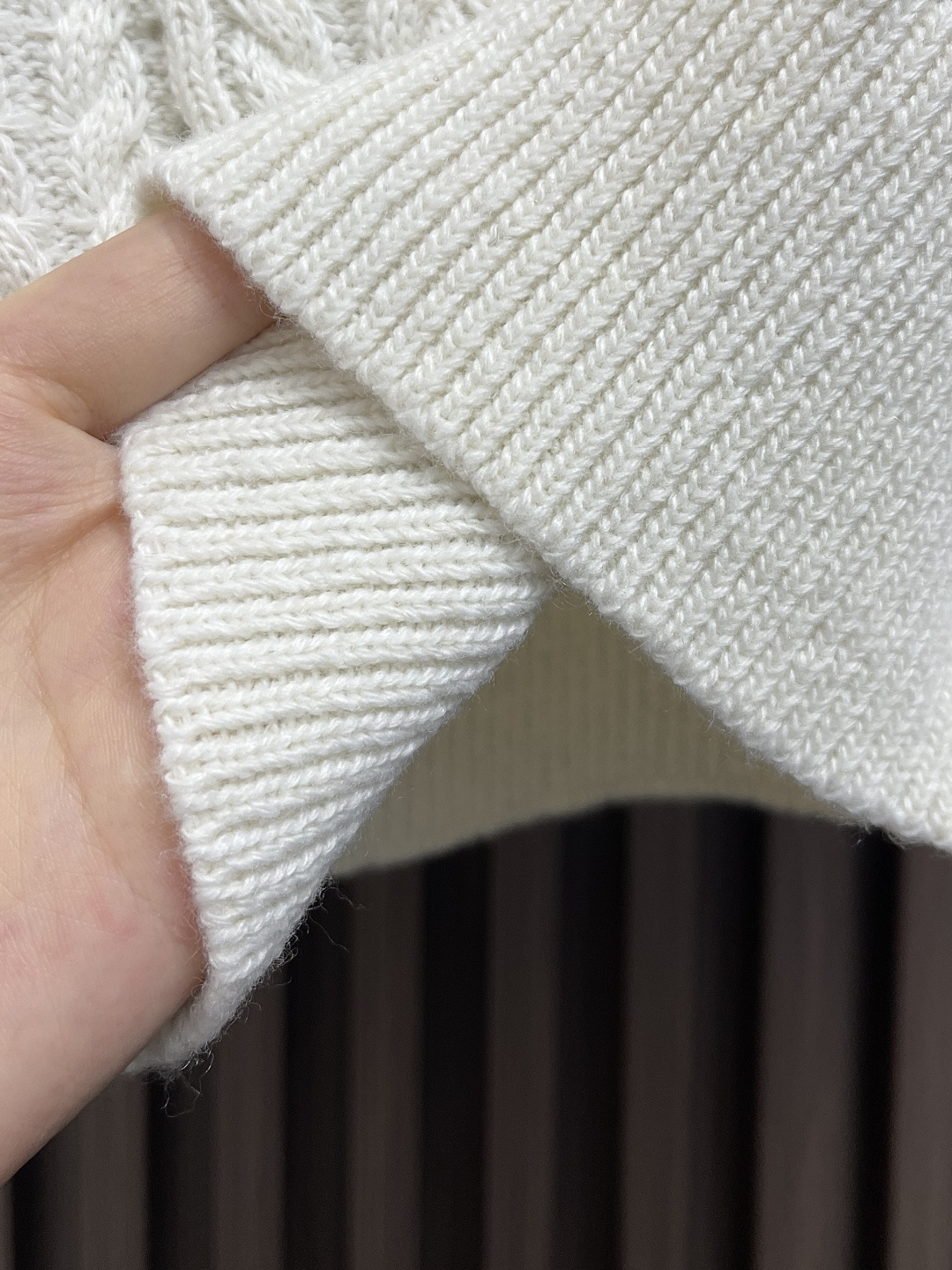 LV Script Knitted Sweaters: Wool-Cotton Blend, Intricate Embroidery, Cruise Theme, LV Compass Embroidery. - 图片 8