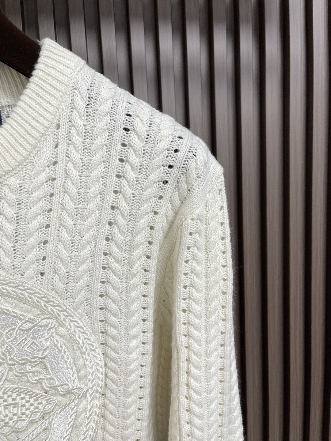 LV Script Knitted Sweaters: Wool-Cotton Blend, Intricate Embroidery, Cruise Theme, LV Compass Embroidery. - 图片 4