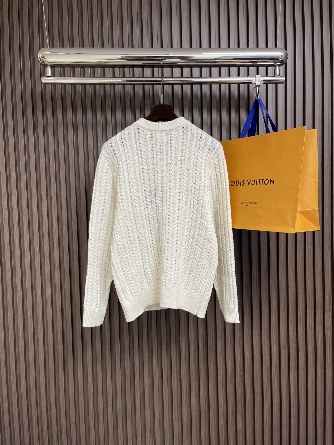 LV Script Knitted Sweaters: Wool-Cotton Blend, Intricate Embroidery, Cruise Theme, LV Compass Embroidery. - 图片 2