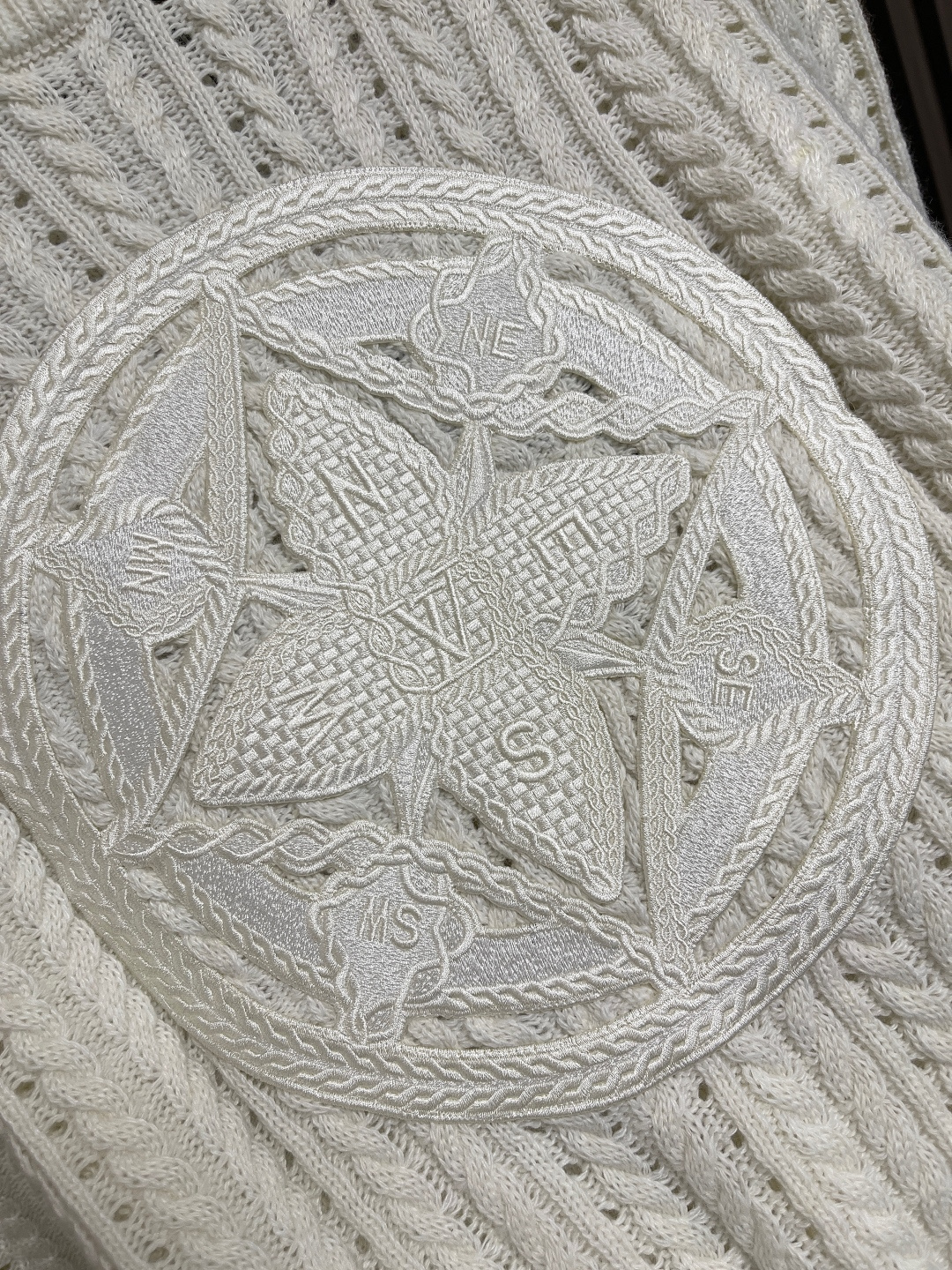 LV Script Knitted Sweaters: Wool-Cotton Blend, Intricate Embroidery, Cruise Theme, LV Compass Embroidery. - 图片 5